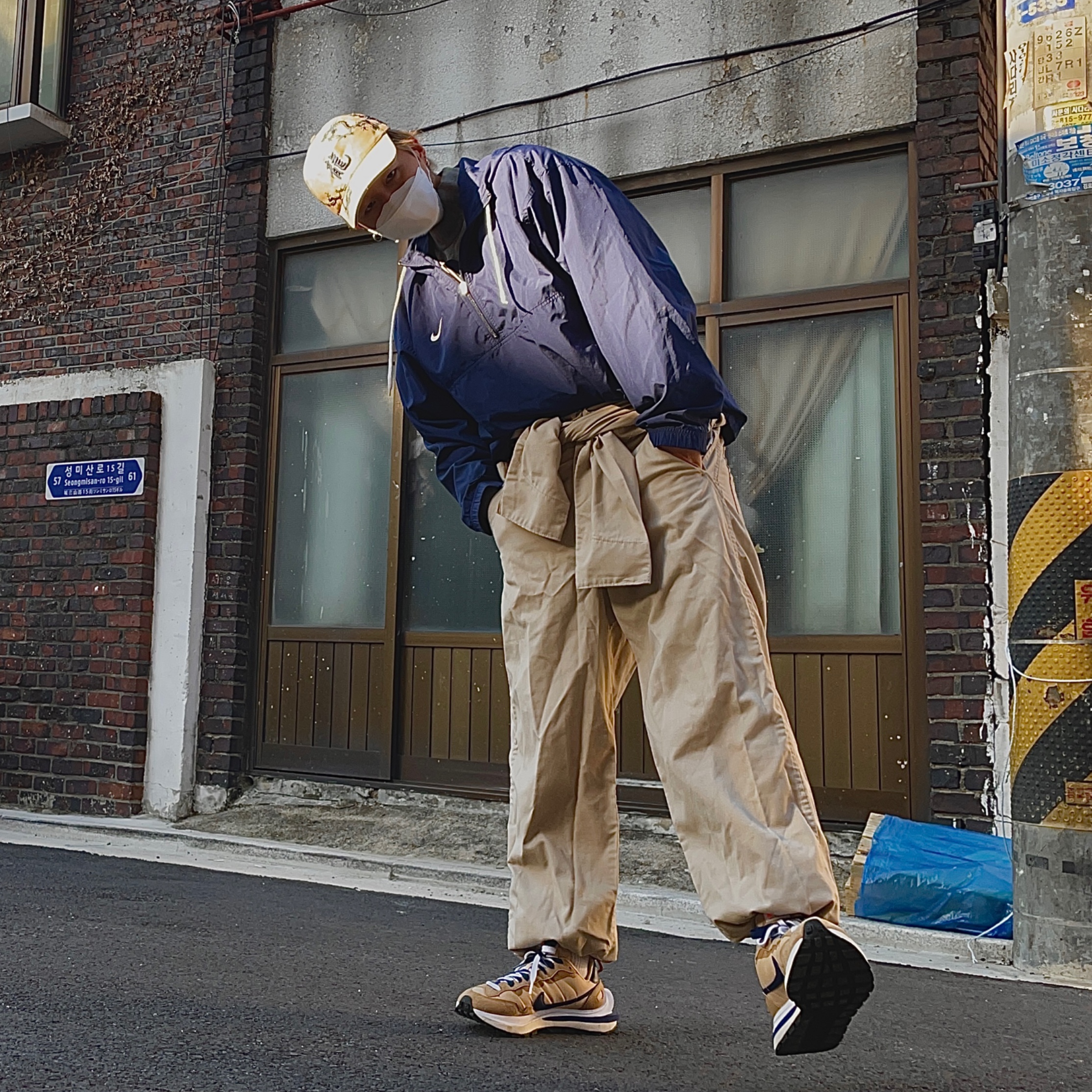 Nike x Sacai VaporWaffle Sesame and Blue Void 착용 스타일