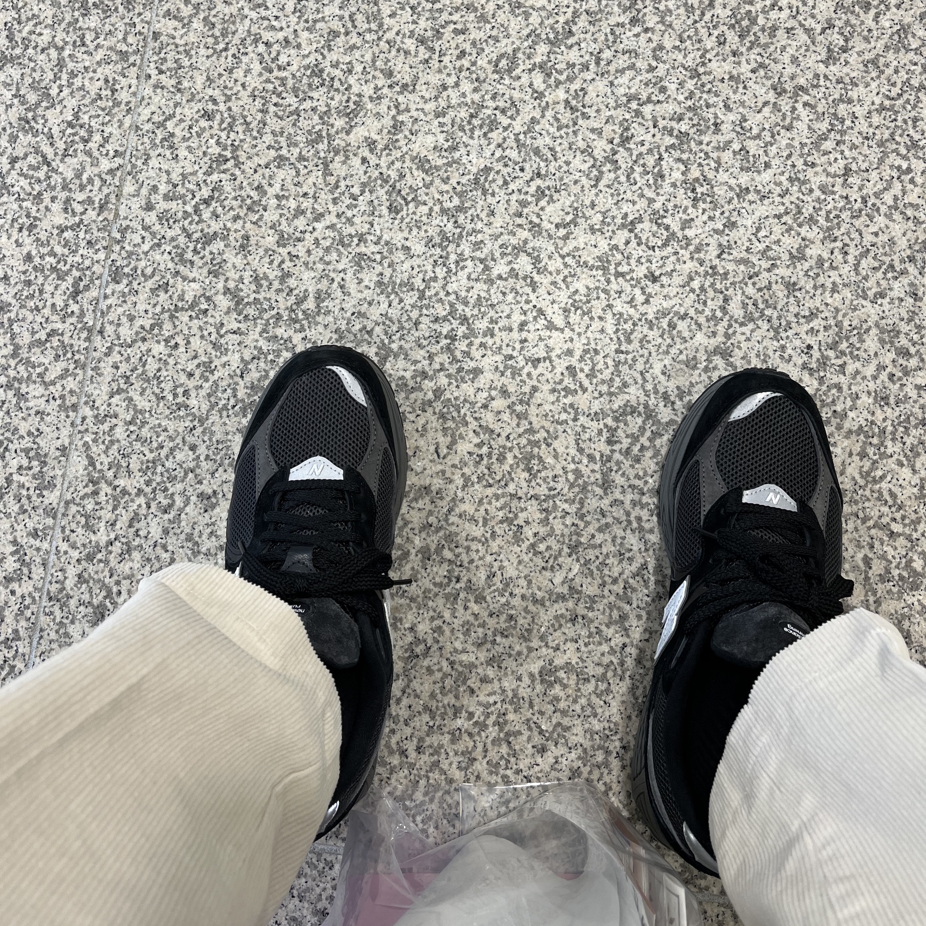 New Balance 2002R Black Dark Grey - JD Sports Exclusive 착용 스타일 - 2