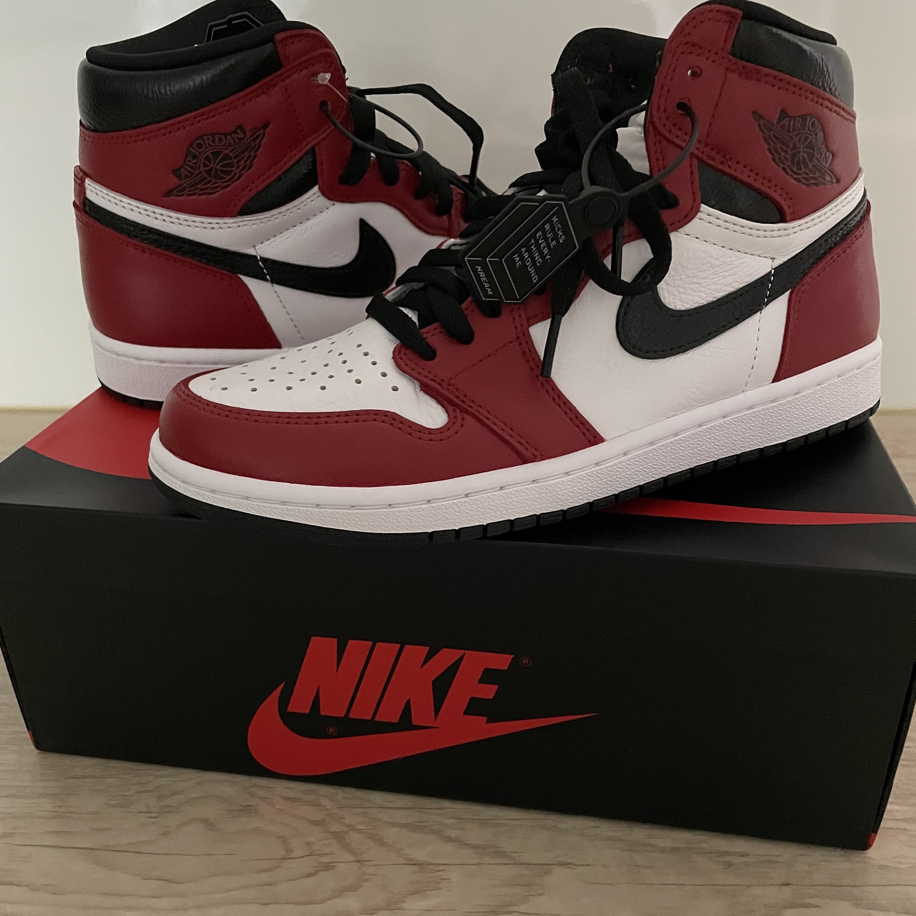 Jordan 1 Retro High OG Light Fusion Red 착용 스타일 - 2