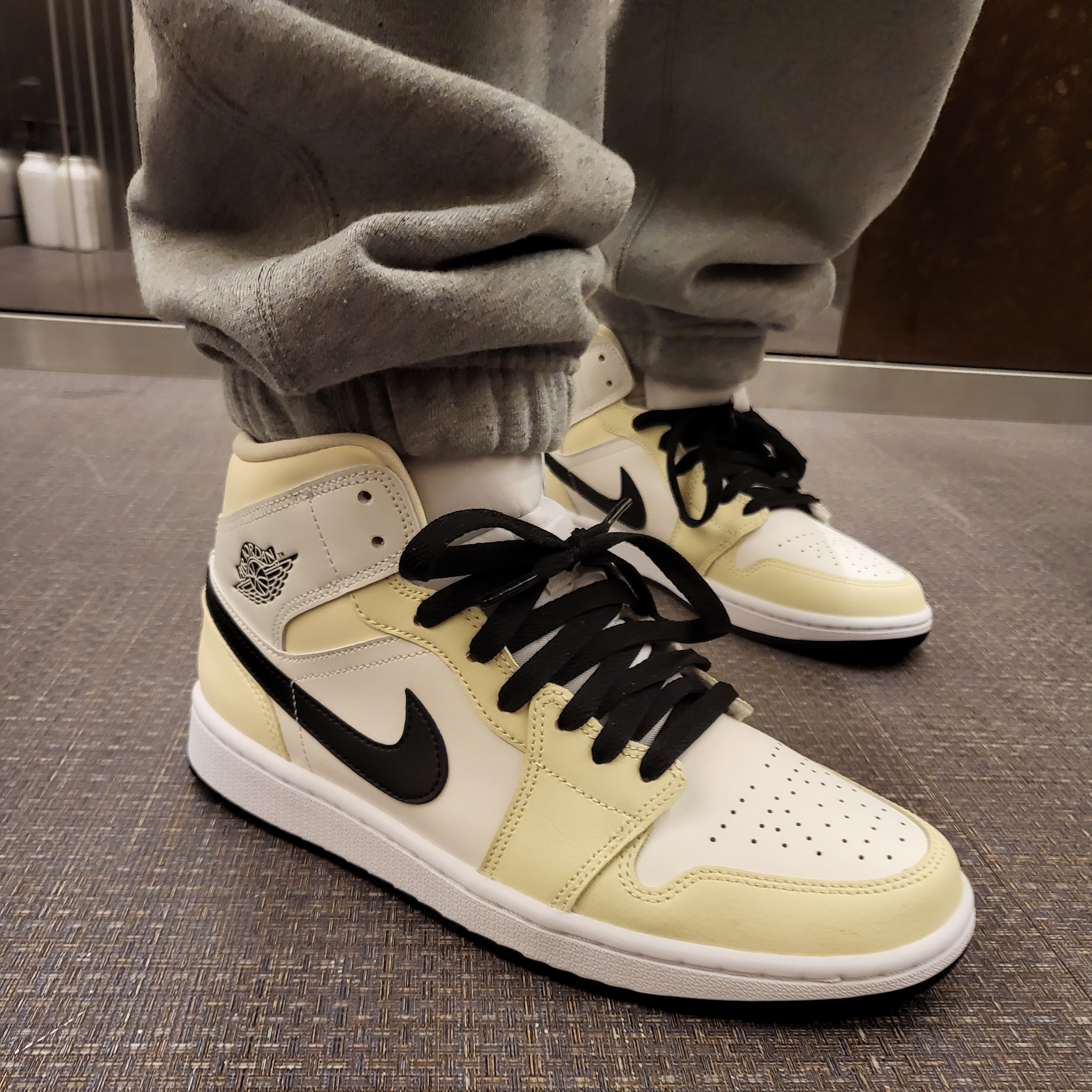 (W) Jordan 1 Mid Coconut Milk, Nike NRG Solo Swoosh Fleece Pants Dark Grey Heather - US/EU 착용 스타일