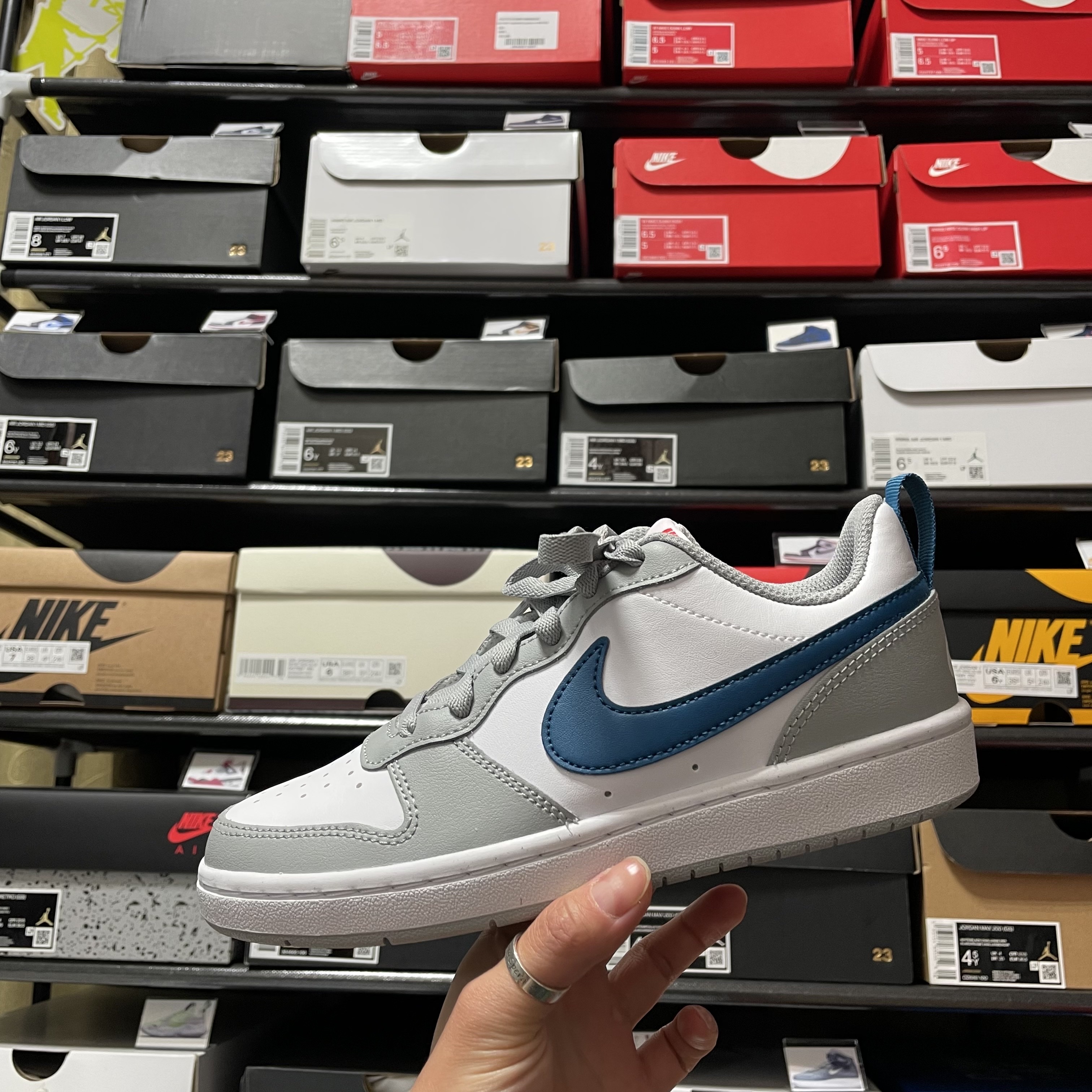 (GS) Nike Court Borough Low 2 Light Smoke Grey 착용 스타일 - 3