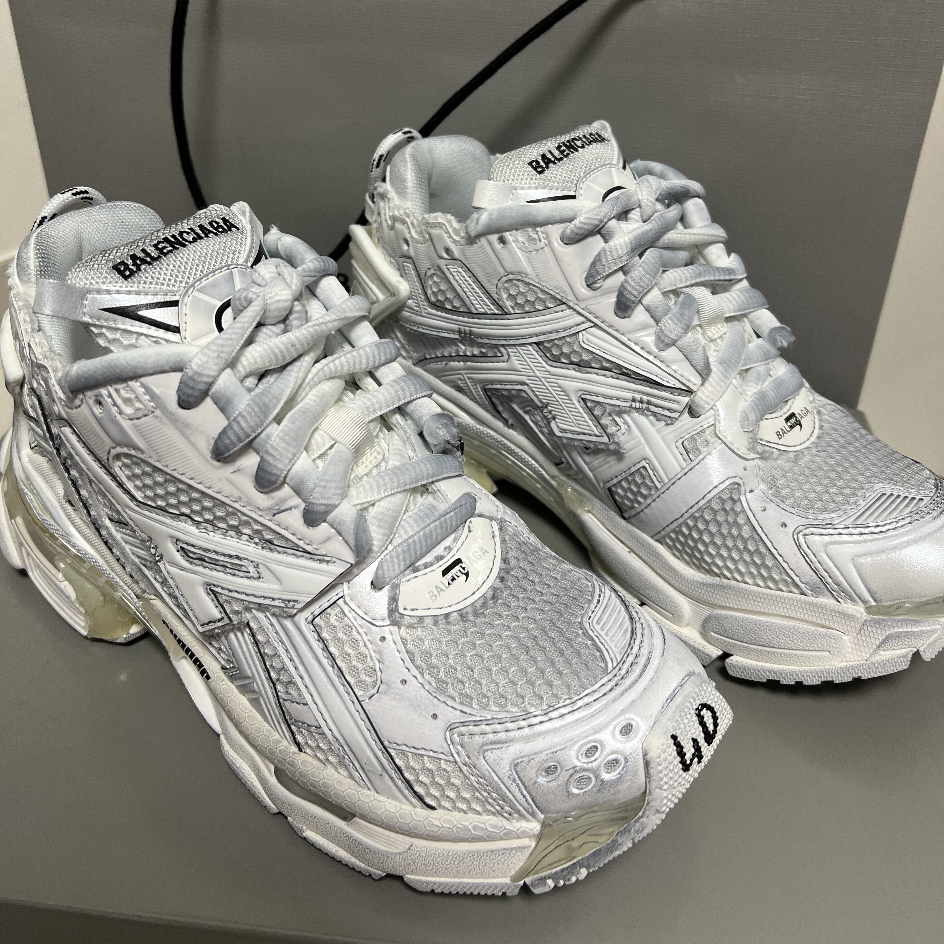 Balenciaga Runner Sneakers White 착용 스타일