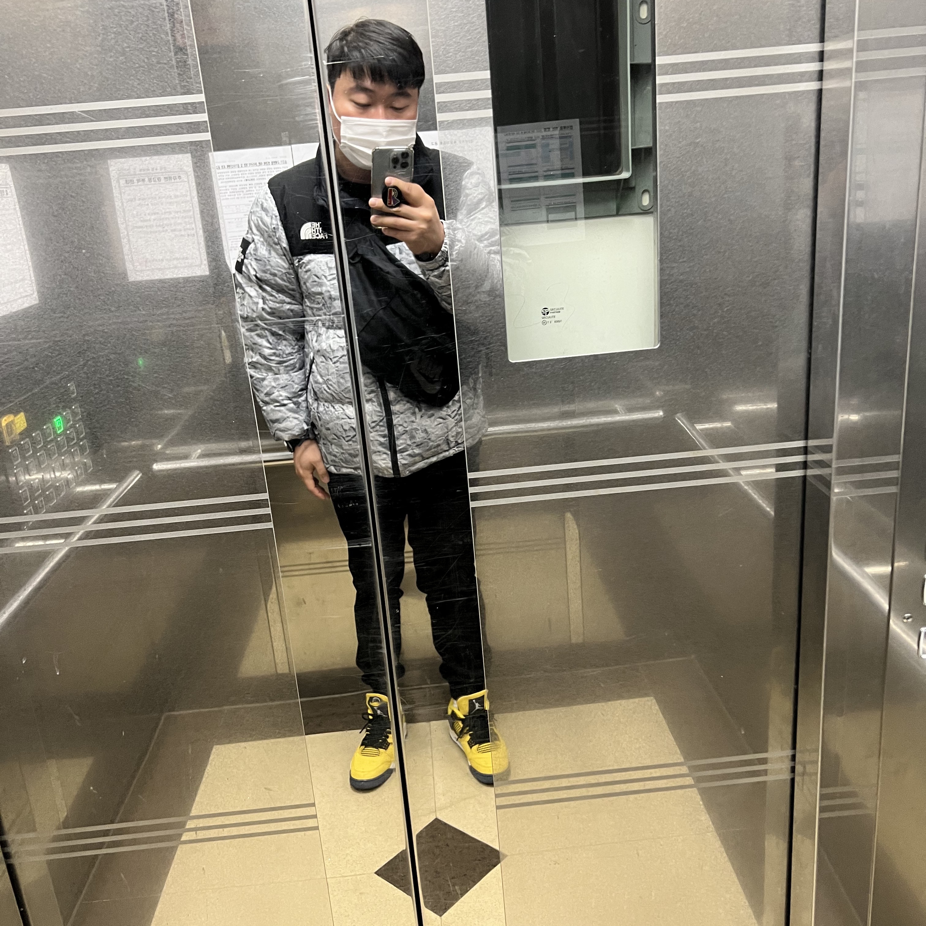 Jordan 4 Retro Tour Yellow, The North Face White Label Novelty Nuptse Down Jacket White 착용 스타일 - 1