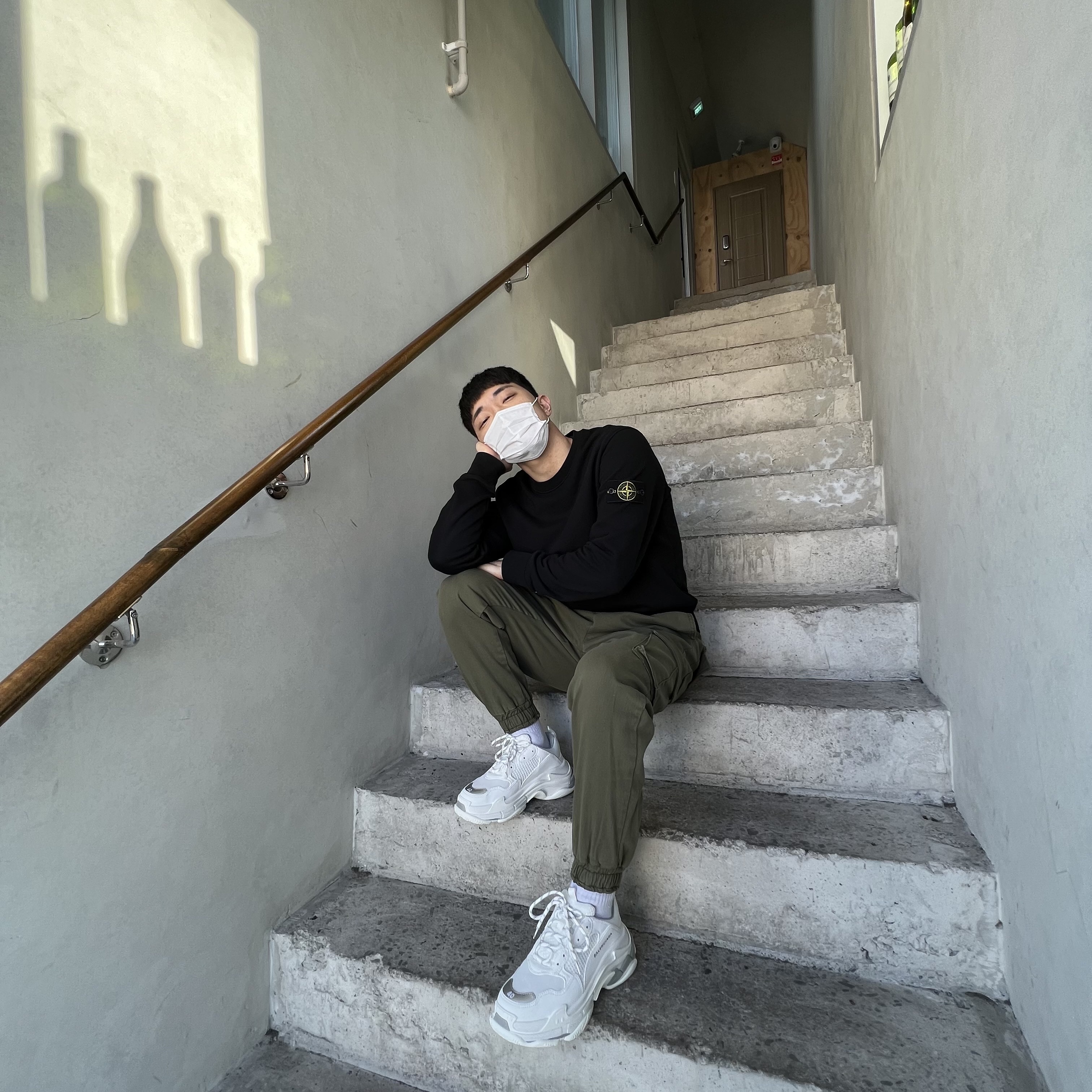 Stone Island 63020 Crewneck Sweatshirt Black - 21FW, Balenciaga Triple S Sneakers White Silver 2021 착용 스타일