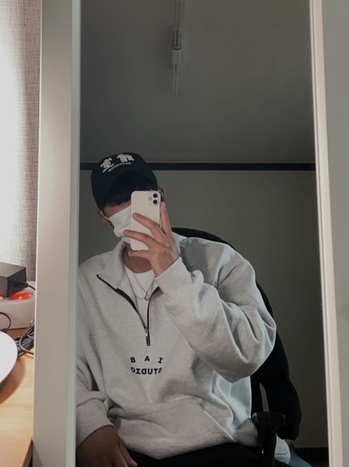 Darkr8m Studio White Logo Cap, IAB Studio Half Zip Pullover Light Gray 착용 스타일