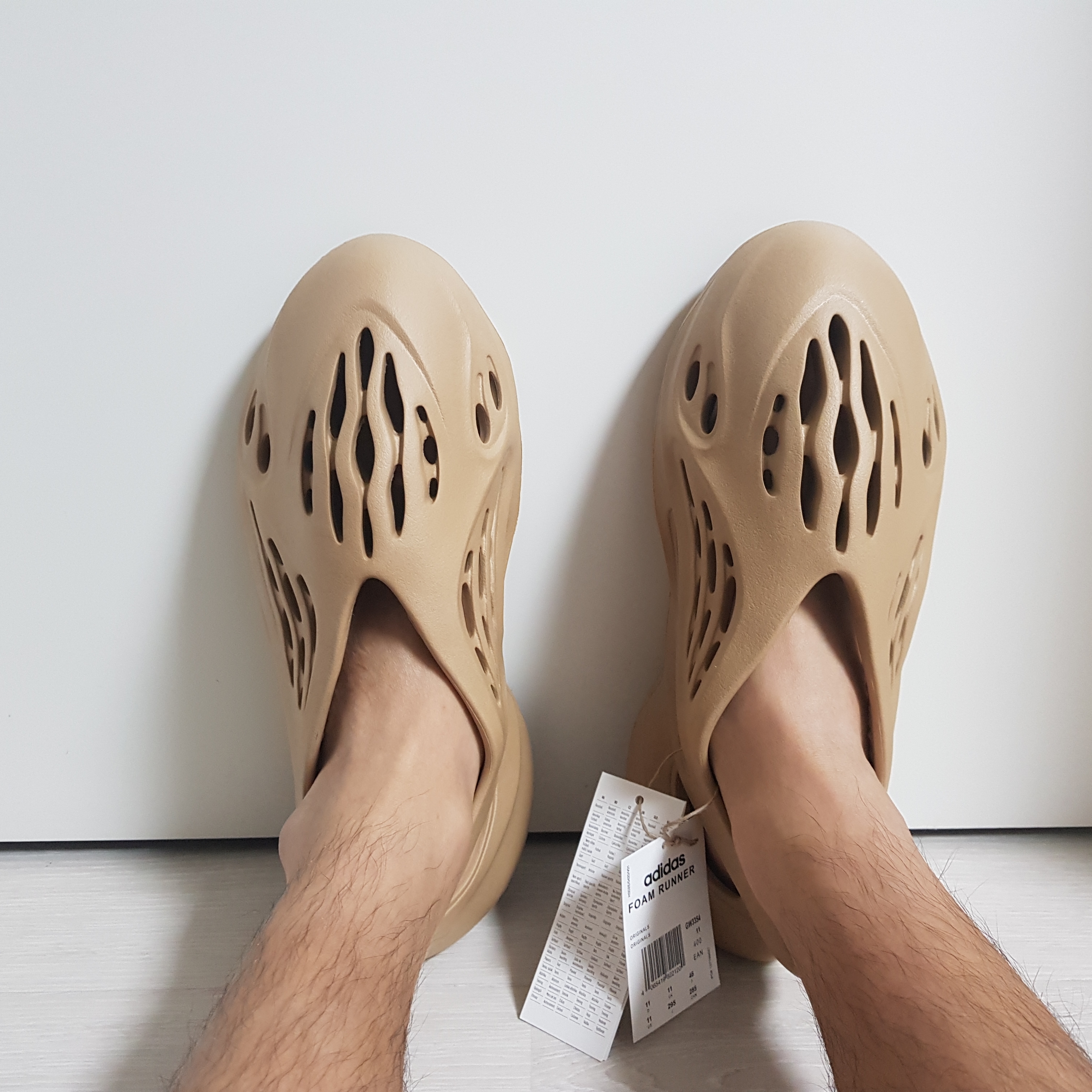 Adidas Yeezy Foam RNNR Ochre, Adidas Yeezy Slide Pure 착용 스타일 - 1