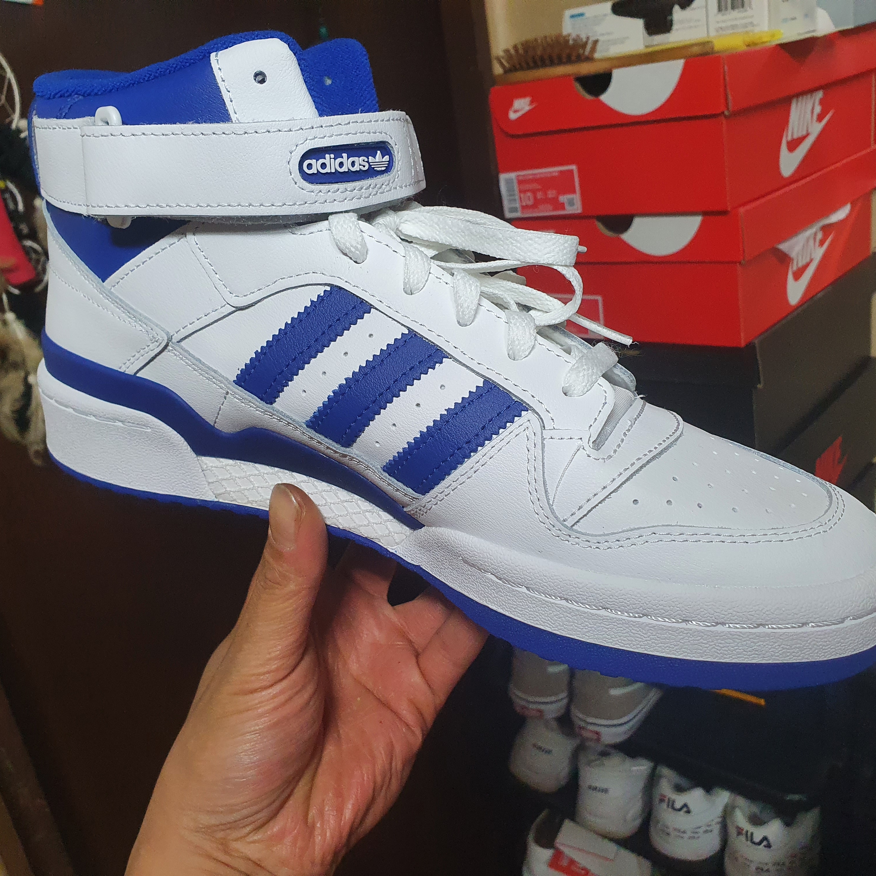 Adidas Forum Mid White Royal Blue 착용 스타일 - 2