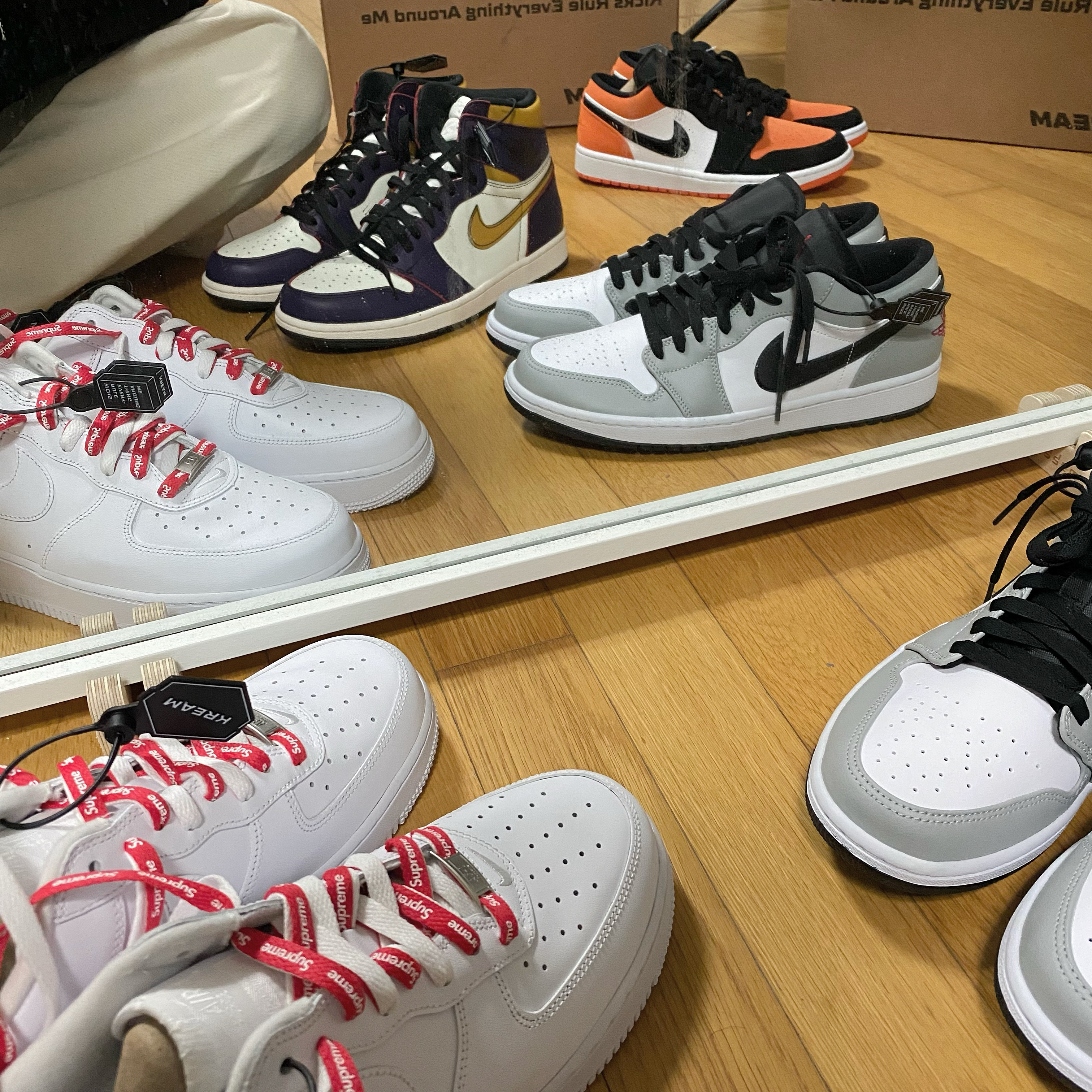 Jordan 1 Low Shattered Backboard, Jordan 1 Retro High OG Defiant SB LA to Chicago 착용 스타일