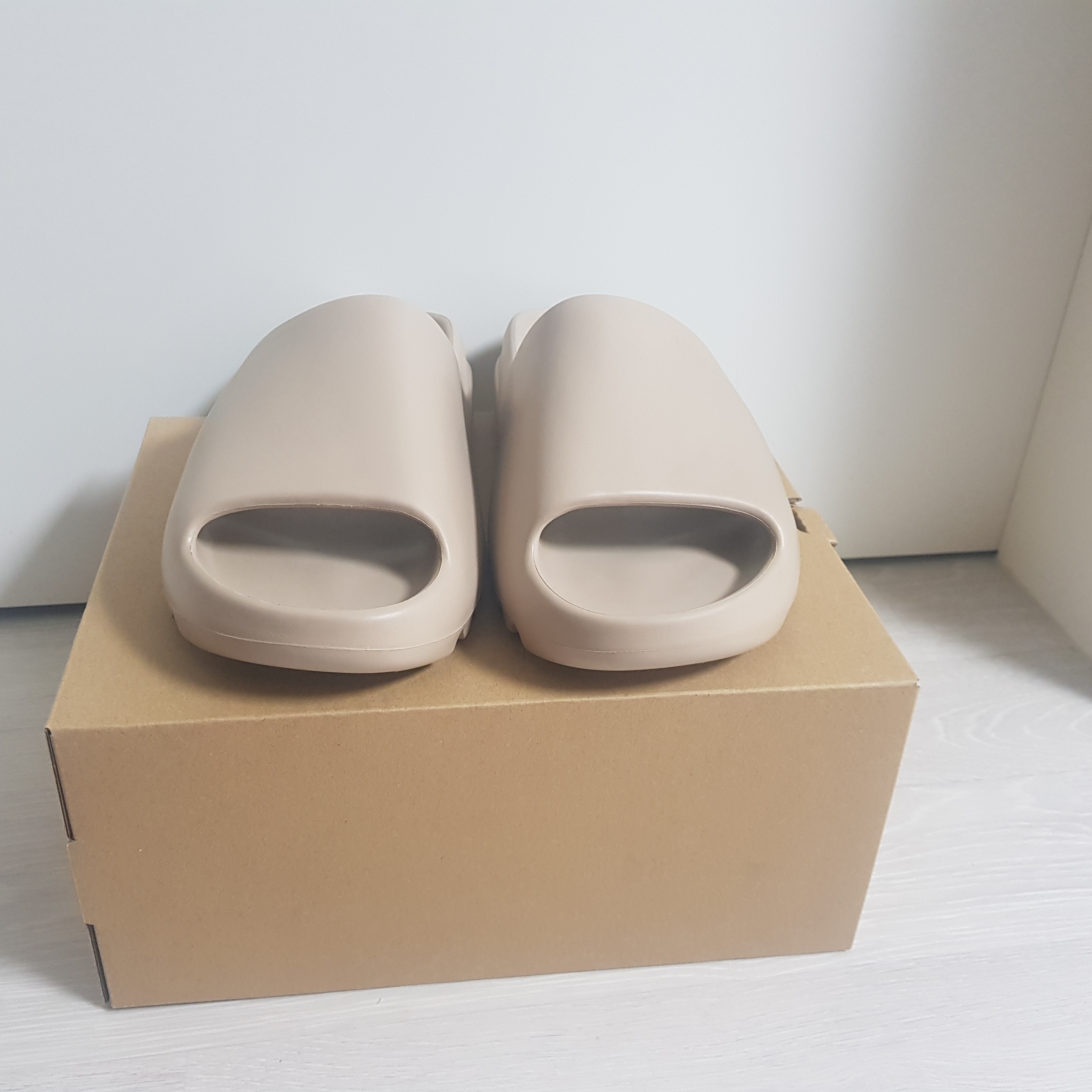 Adidas Yeezy Foam RNNR Ochre, Adidas Yeezy Slide Pure 착용 스타일 - 3