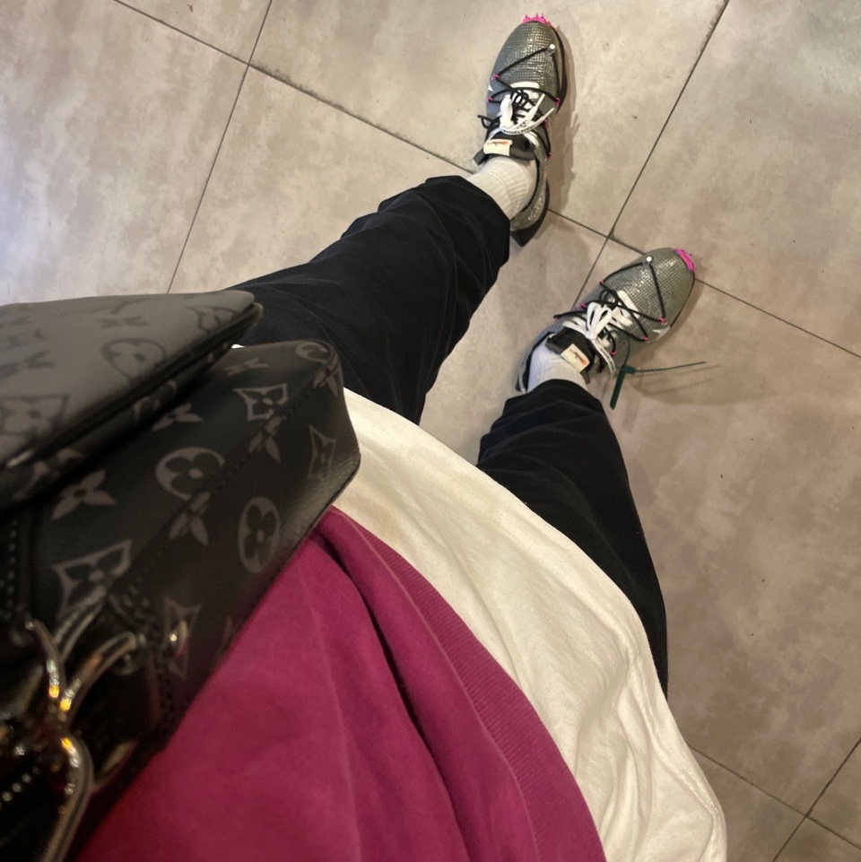 Louis Vuitton Trio Messenger Monogram Eclipse, (W) Nike x Off-White Vapor Street Black Laser Fuchsia 착용 스타일