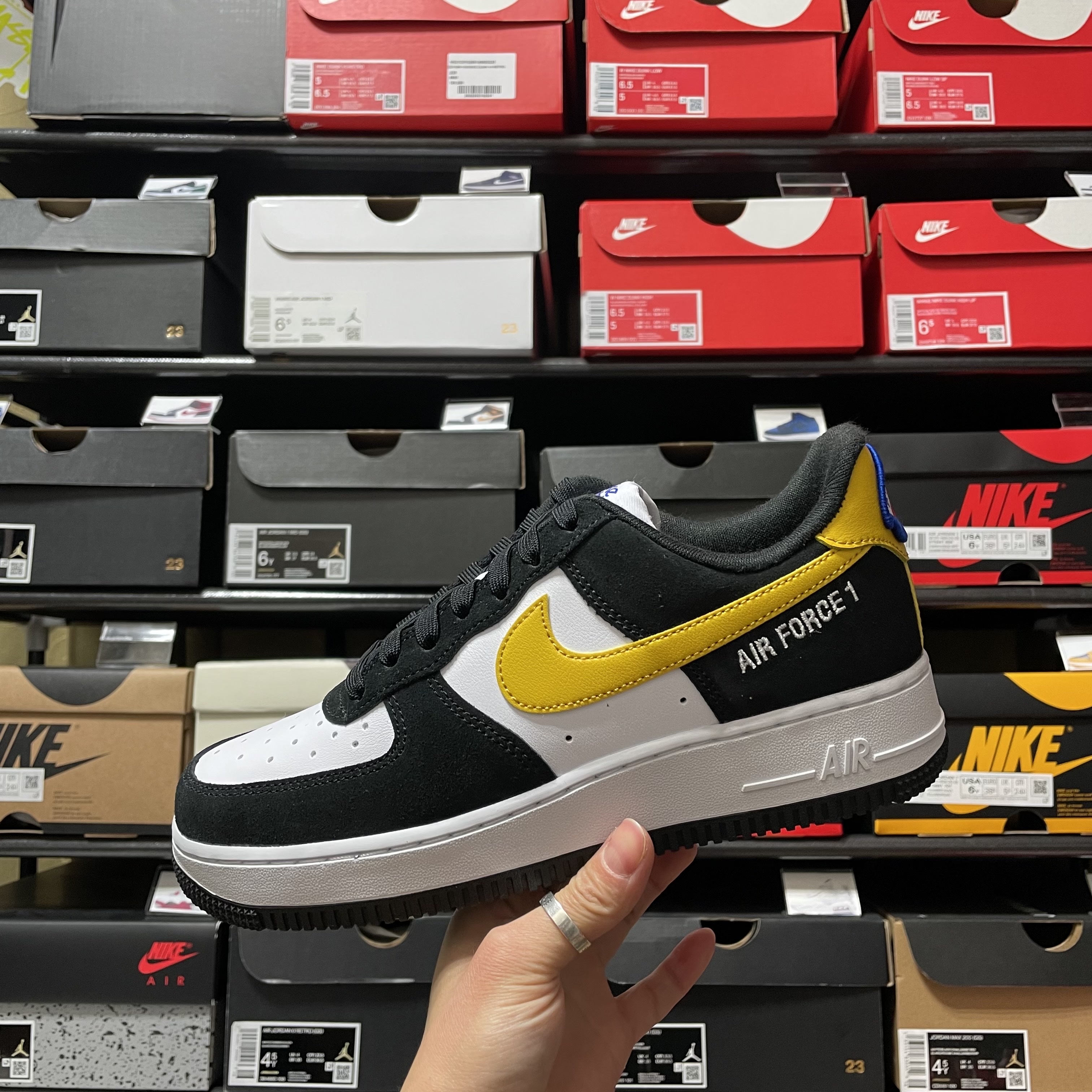 Nike Air Force 1 '07 LV8 Athletic Club Black Dark Sulfur 착용 스타일 - 1
