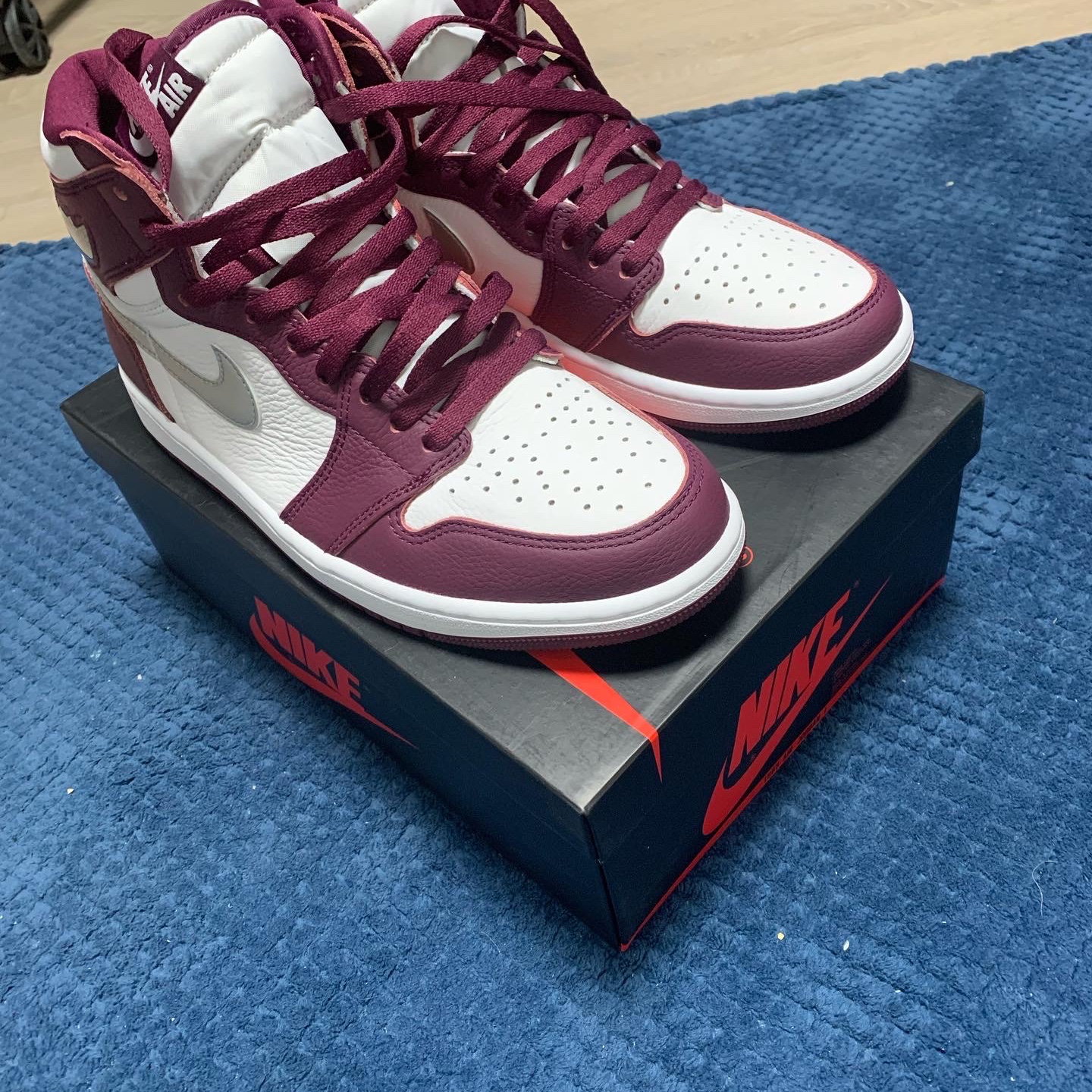 Jordan 1 Retro High OG Bordeaux 착용 스타일 - 3