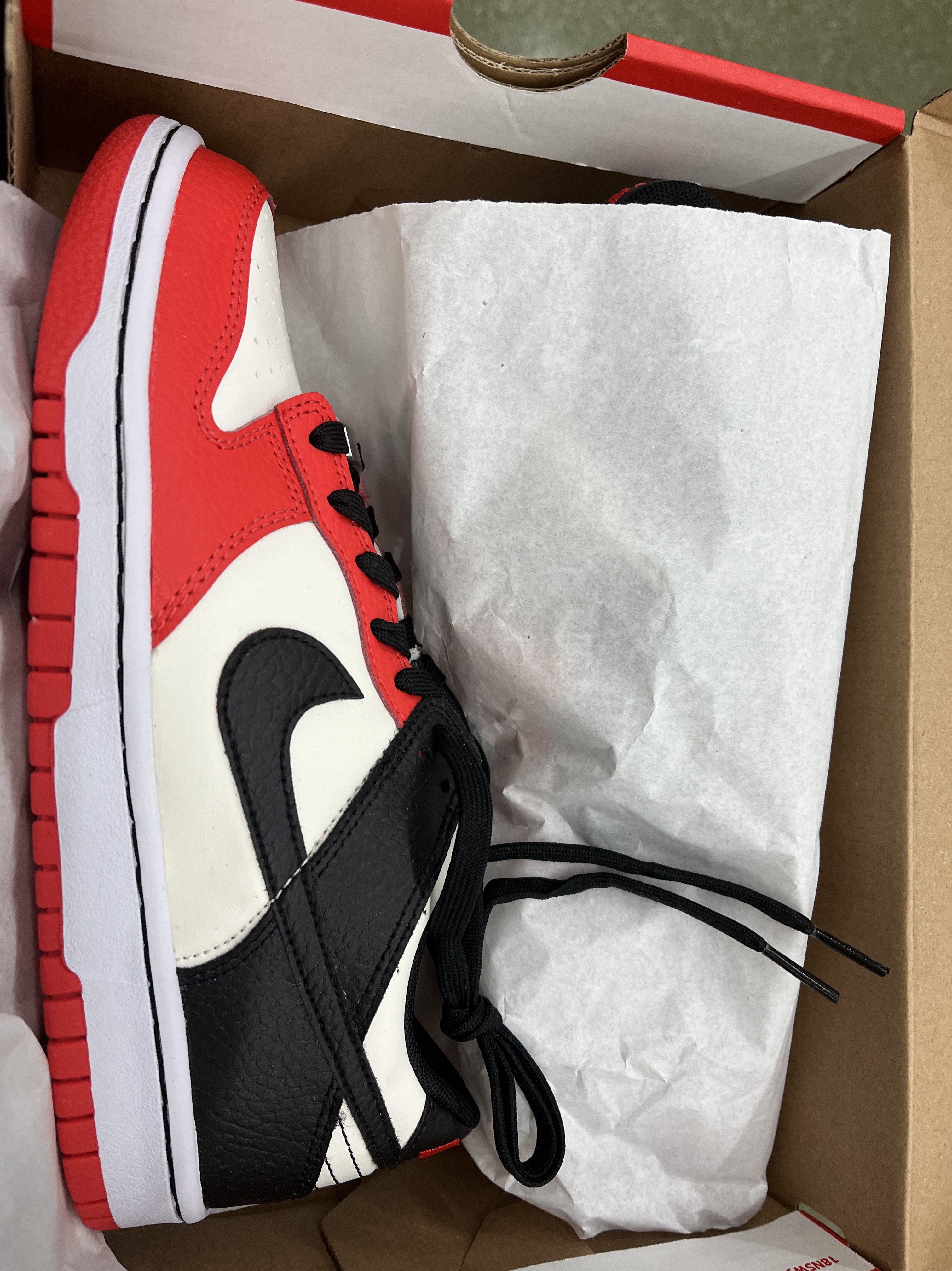 (GS) Nike x NBA Dunk Low Black and Chile Red 착용 스타일 - 1