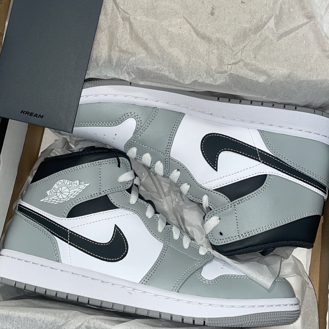 Jordan 1 Mid Light Smoke Grey Anthracite 착용 스타일