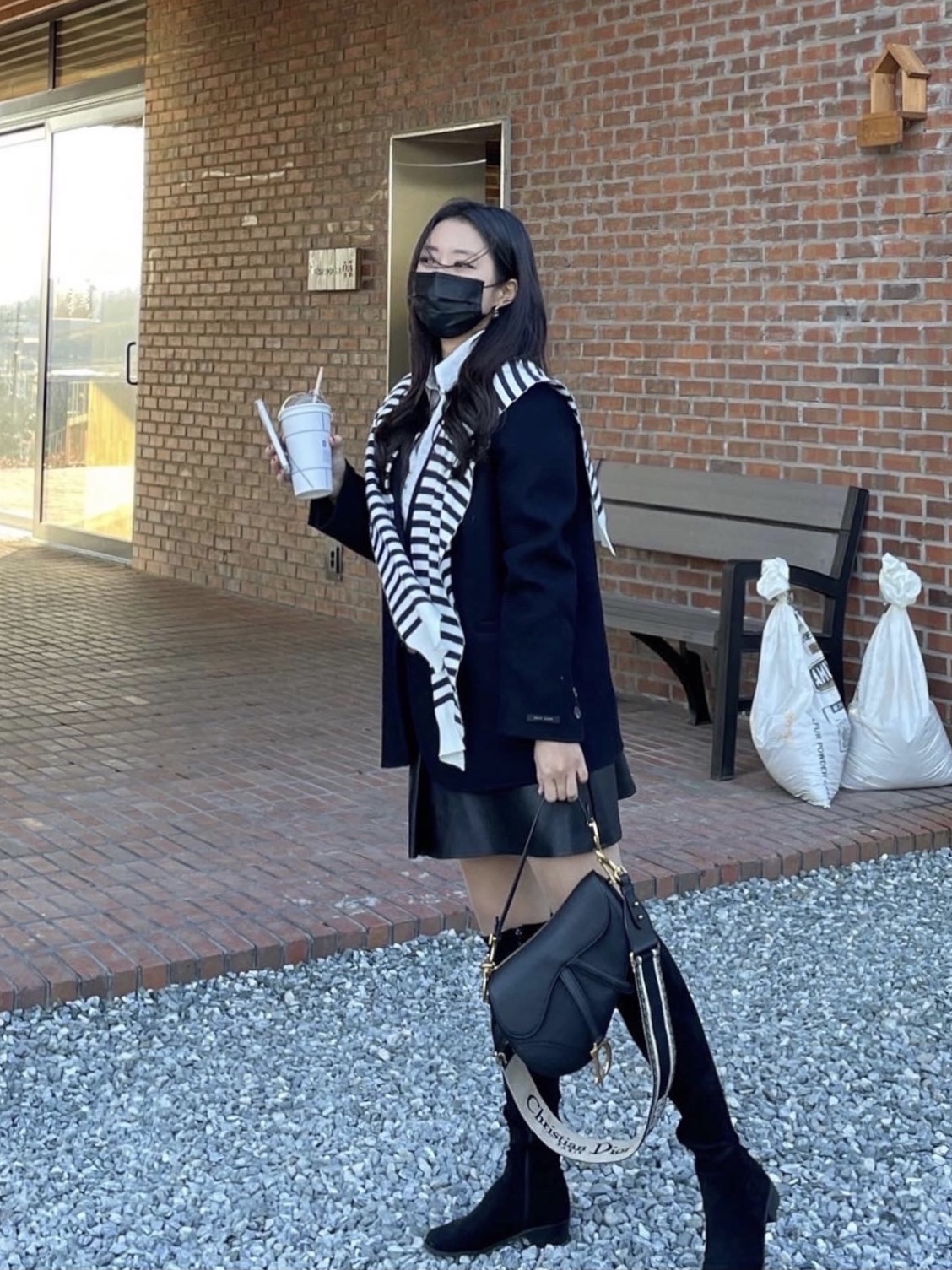 Dior Saddle Bag Grained Calfskin Black Gold 착용 스타일 - 1