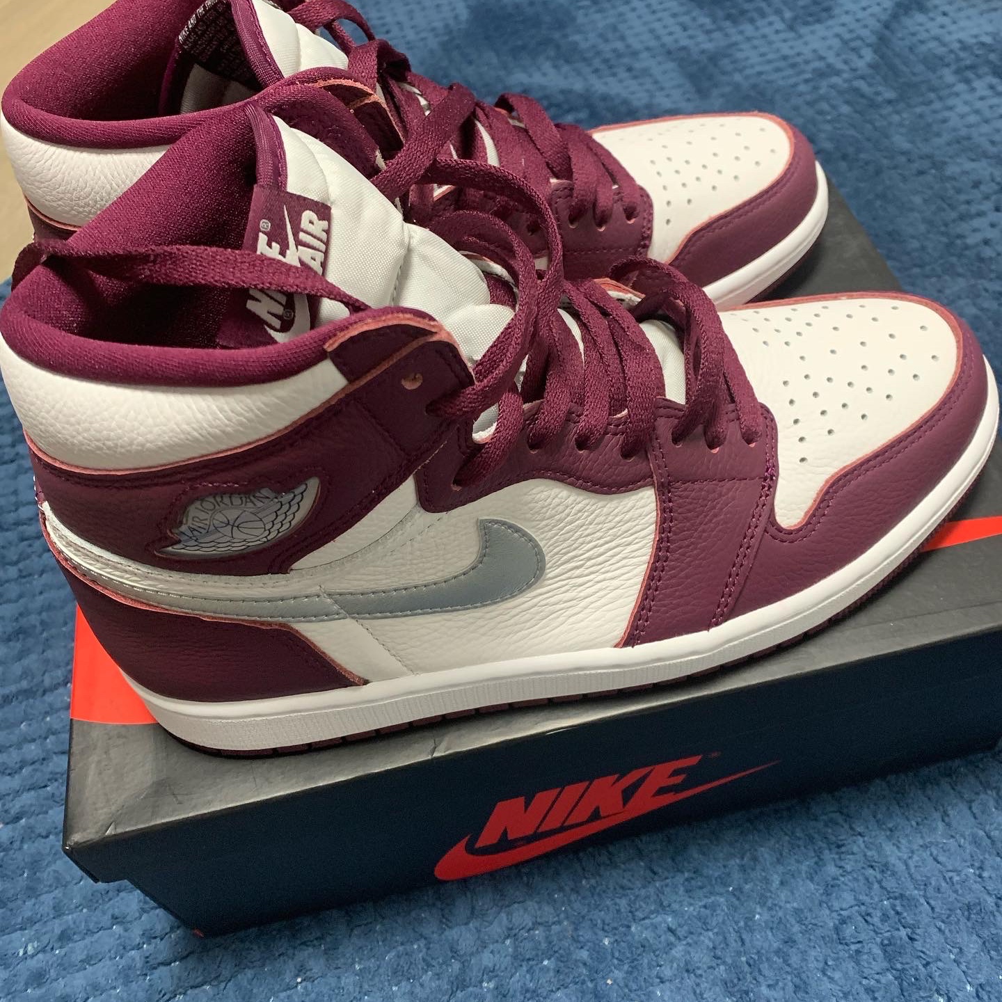 Jordan 1 Retro High OG Bordeaux 착용 스타일 - 4