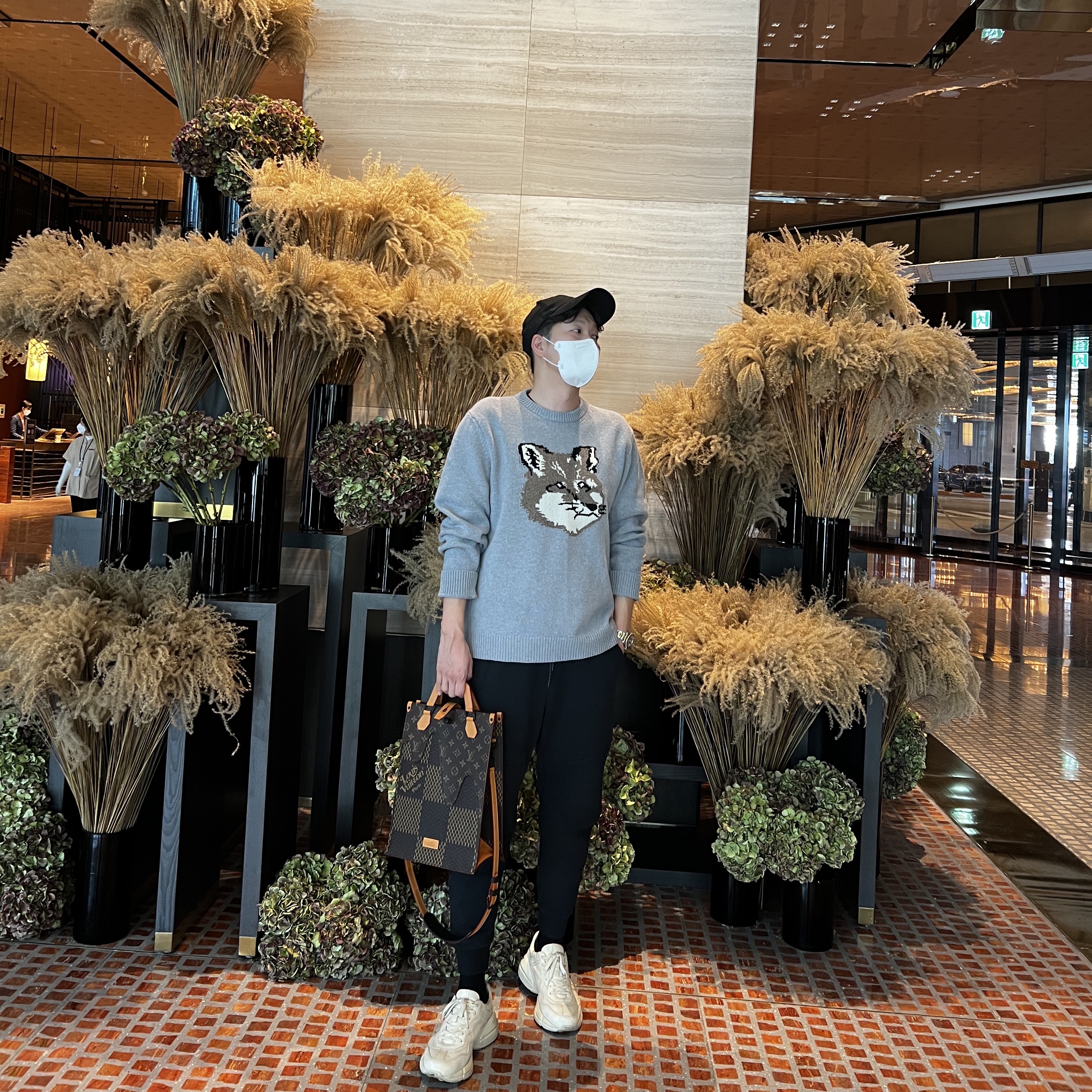 Louis Vuitton x Nigo Mini Tote Giant Damier Ebene and Monogram 착용 스타일 - 1