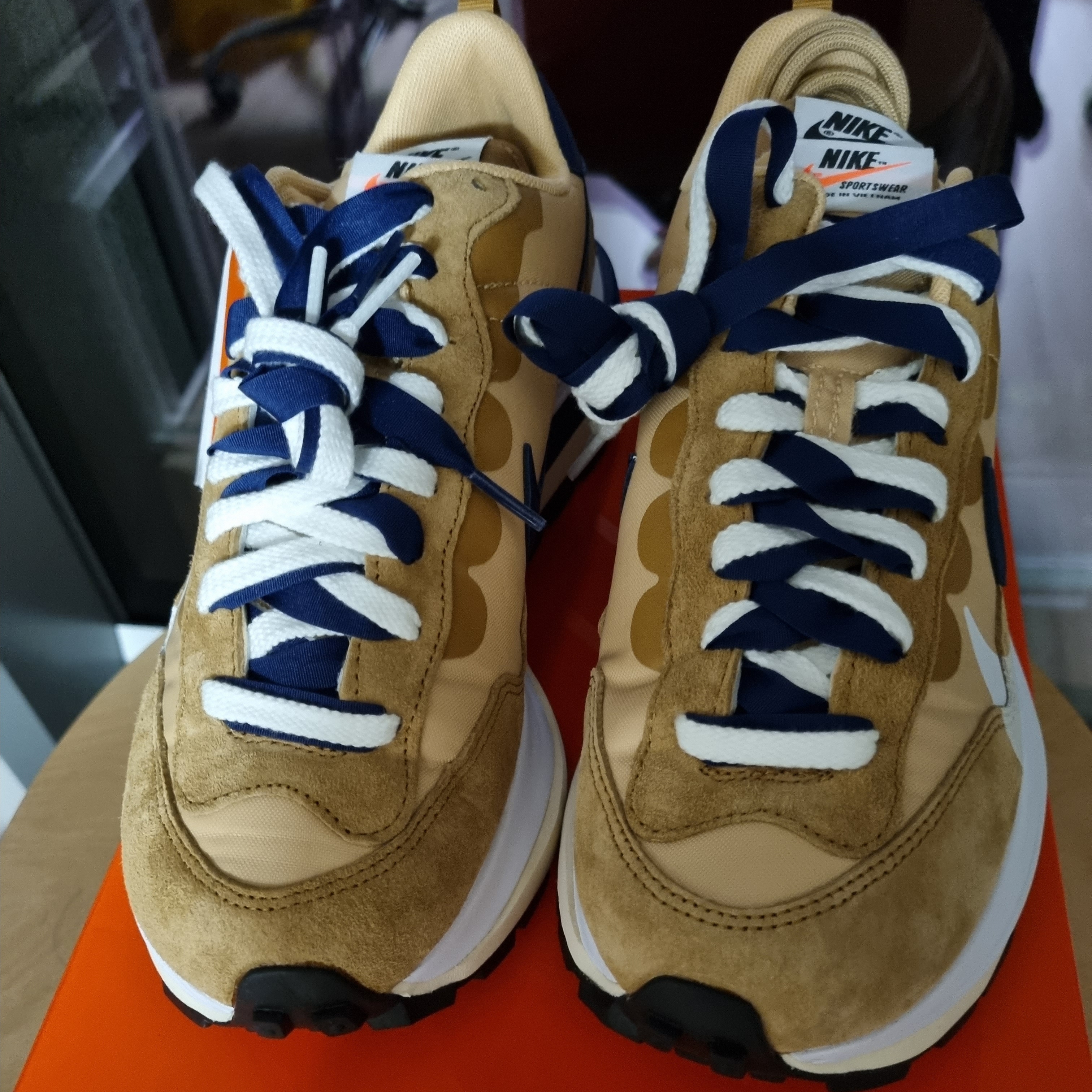 Nike x Sacai VaporWaffle Sesame and Blue Void 착용 스타일 - 3