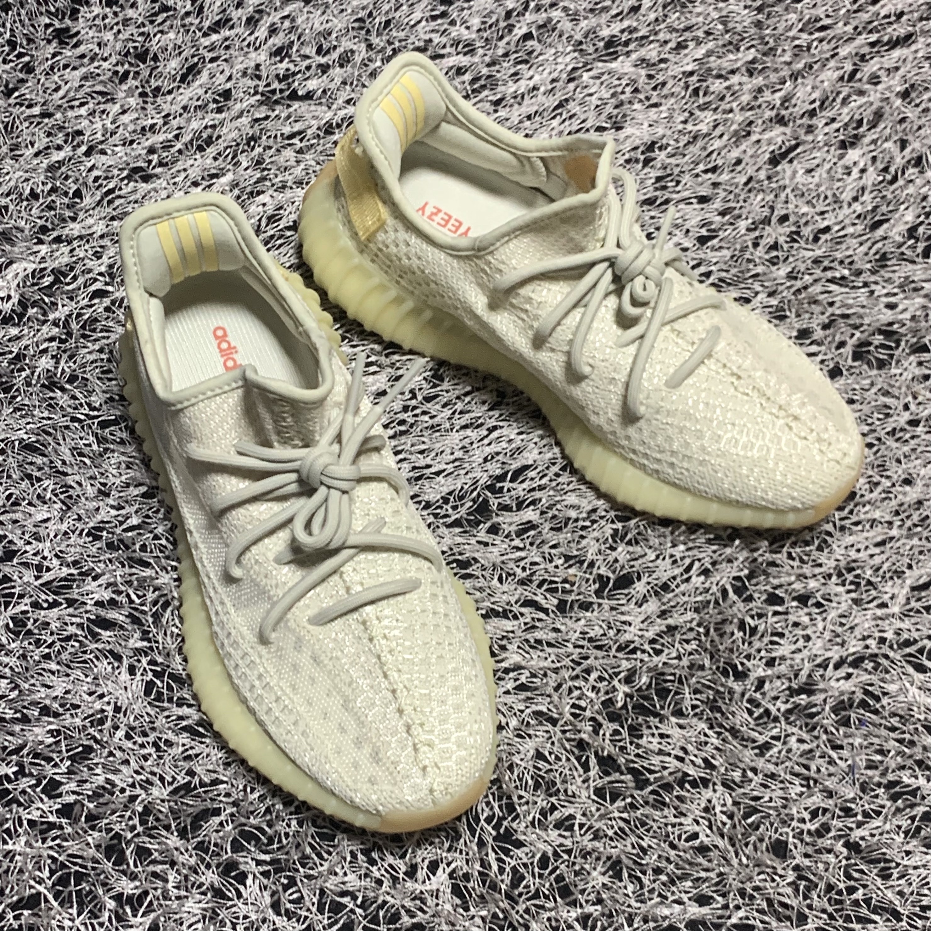 Adidas Yeezy Boost 350 V2 Light 착용 스타일
