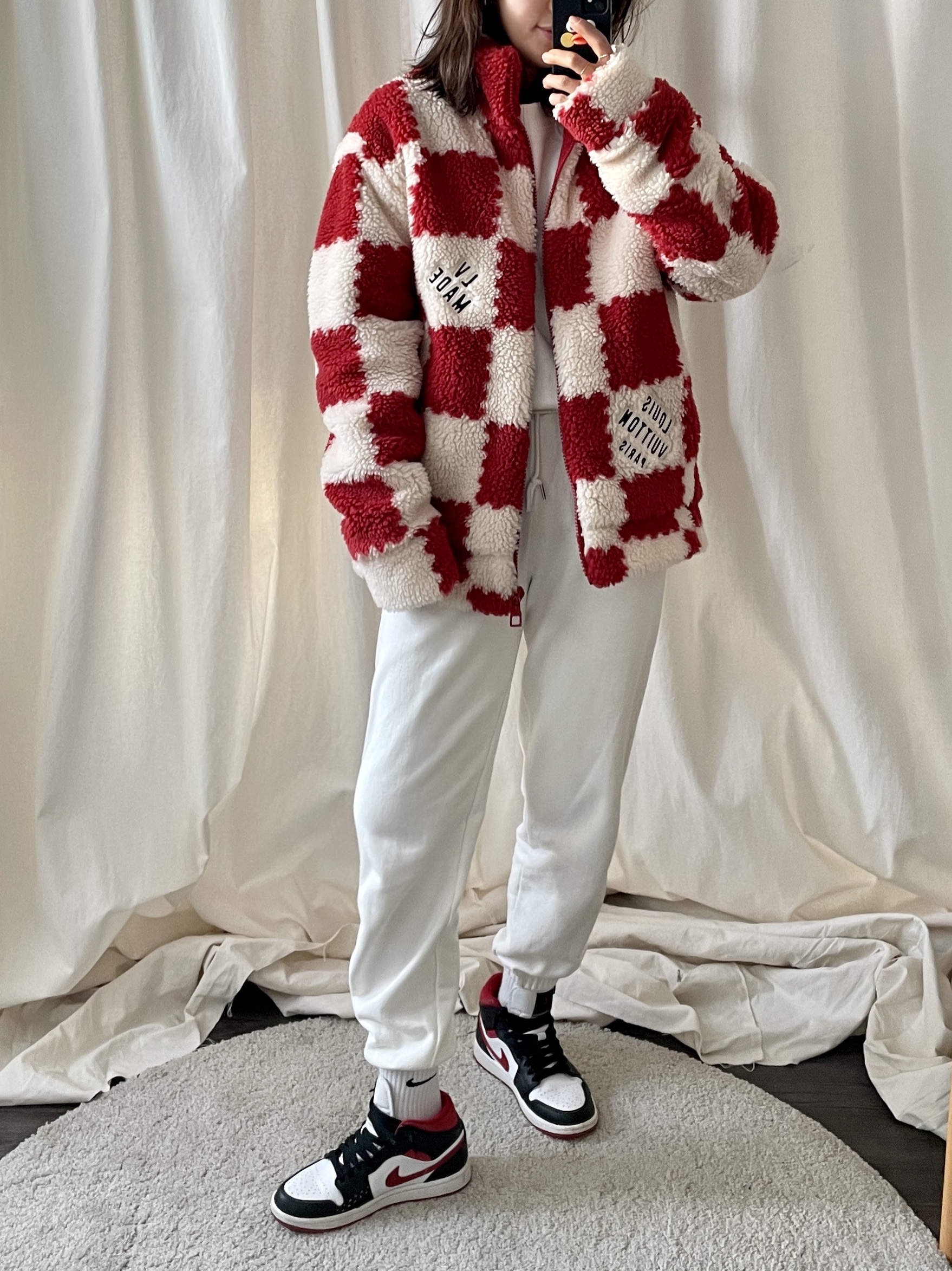 Jordan 1 Mid Gym Red Black White, Louis Vuitton x Nigo Jacquard Damier Fleece Blouson Garnet Red 착용 스타일 - 1
