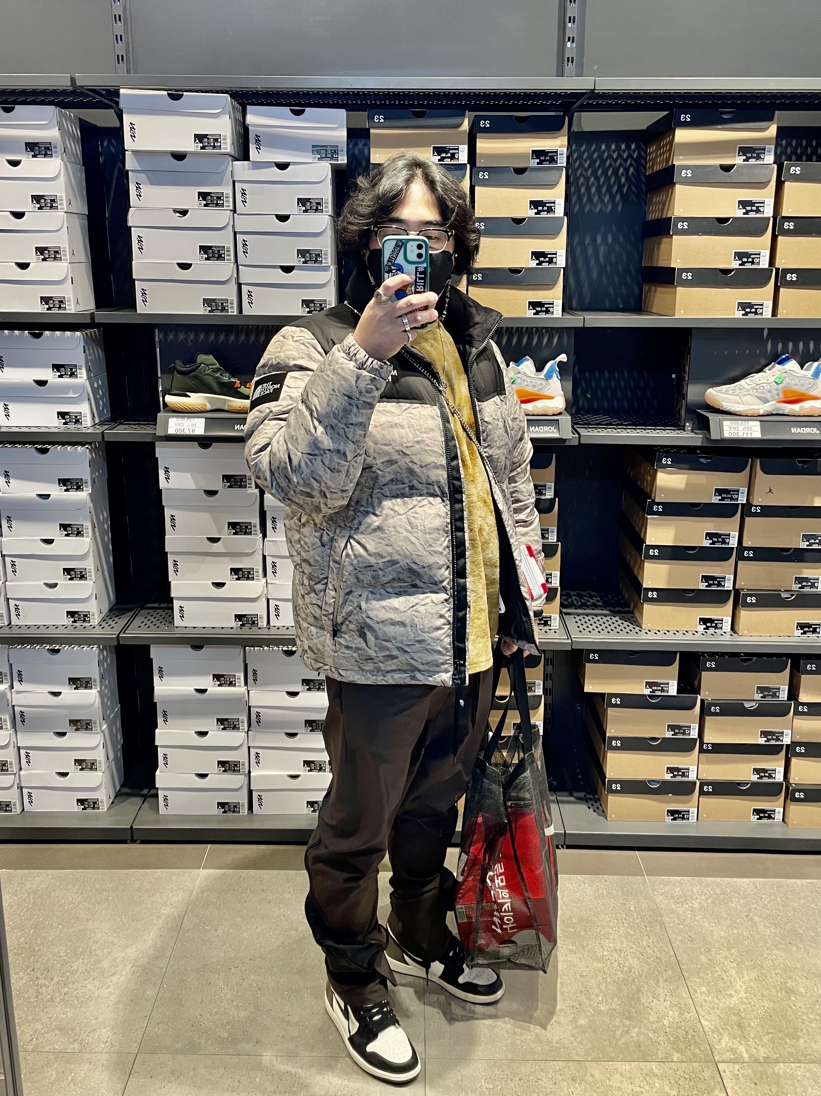Jordan 1 Retro High OG Black Mocha, The North Face White Label Novelty Nuptse Down Jacket Beige 착용 스타일 - 1