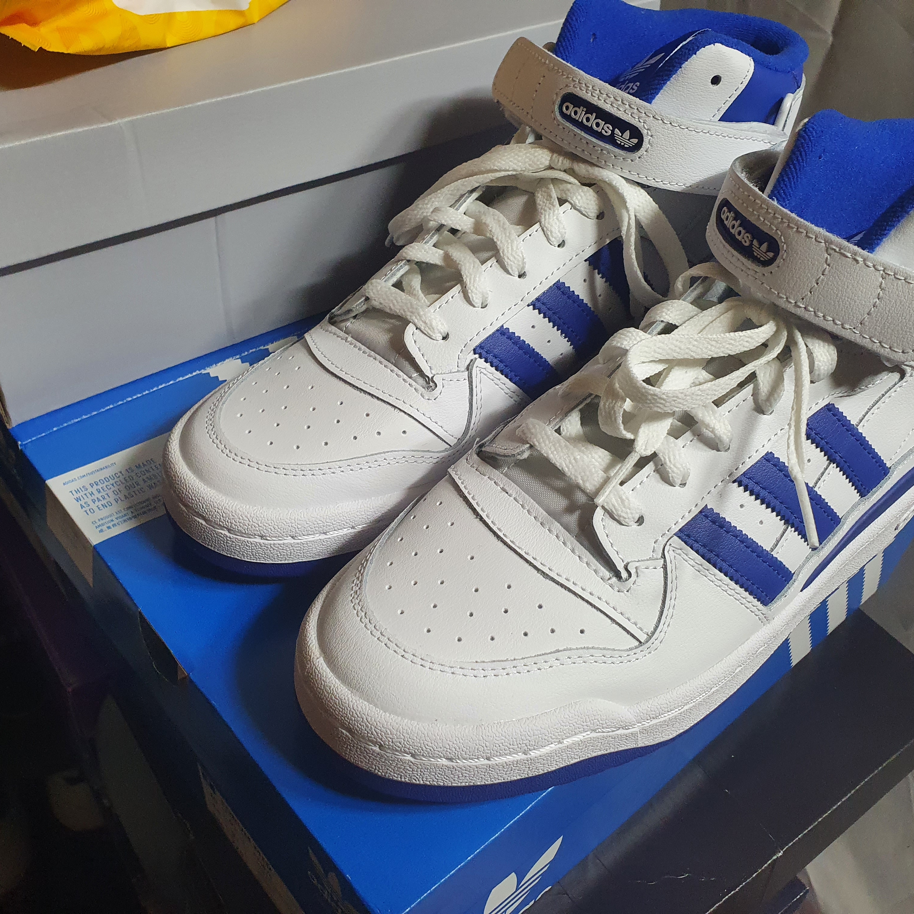 Adidas Forum Mid White Royal Blue 착용 스타일 - 4