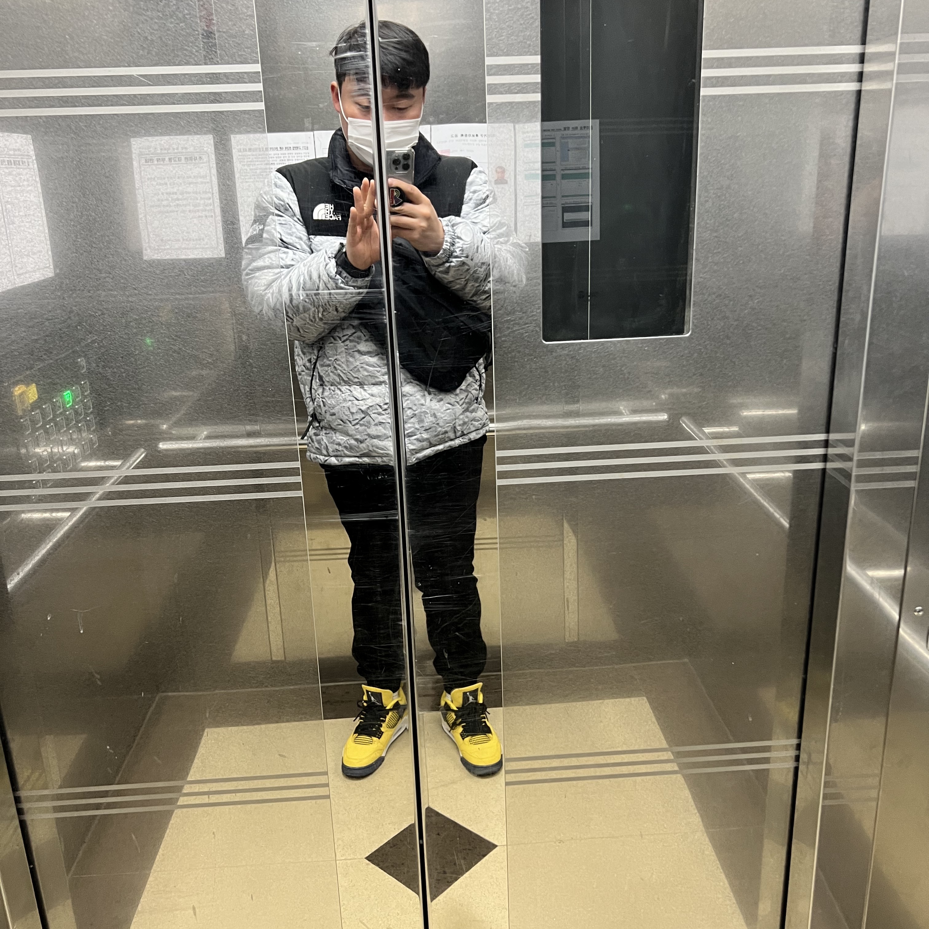 Jordan 4 Retro Tour Yellow, The North Face White Label Novelty Nuptse Down Jacket White 착용 스타일 - 2