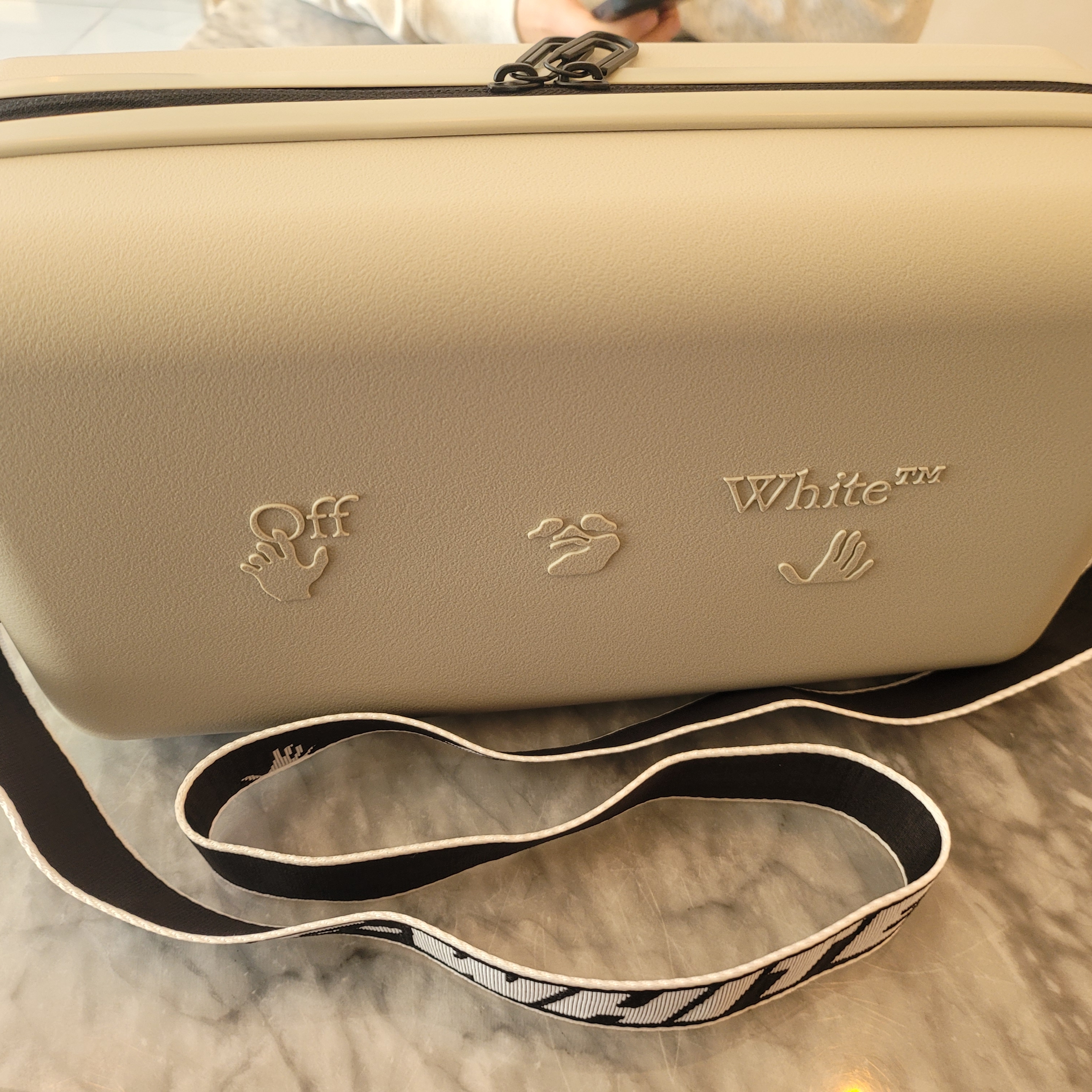 Off-White x Amore Pacific Protection Box (Without Cosmetics), Jordan 6 x Travis Scott Retro SP British Khaki 착용 스타일 - 1