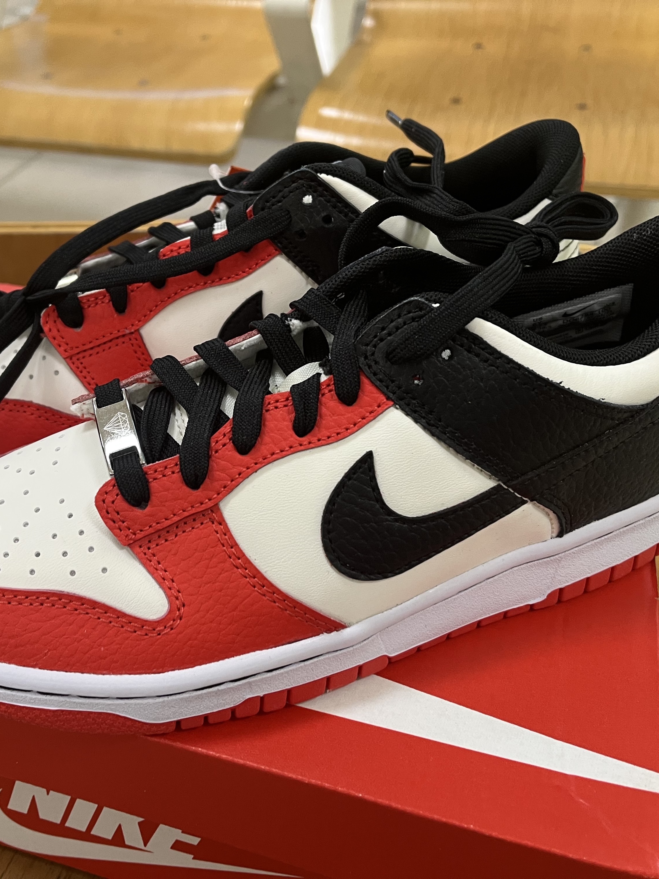 (GS) Nike x NBA Dunk Low Black and Chile Red 착용 스타일 - 2