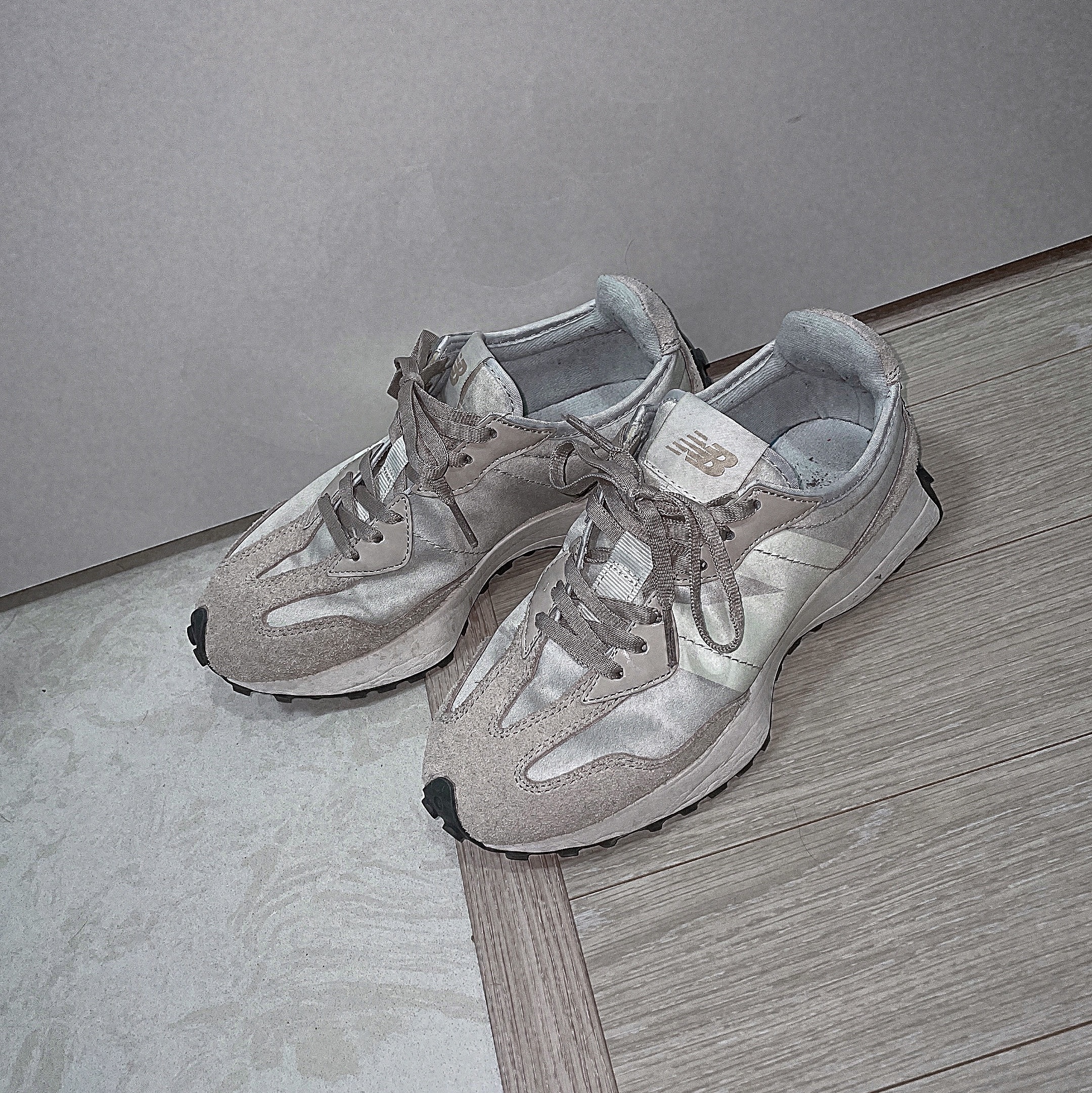 (W) New Balance 327 Grey Beige 착용 스타일