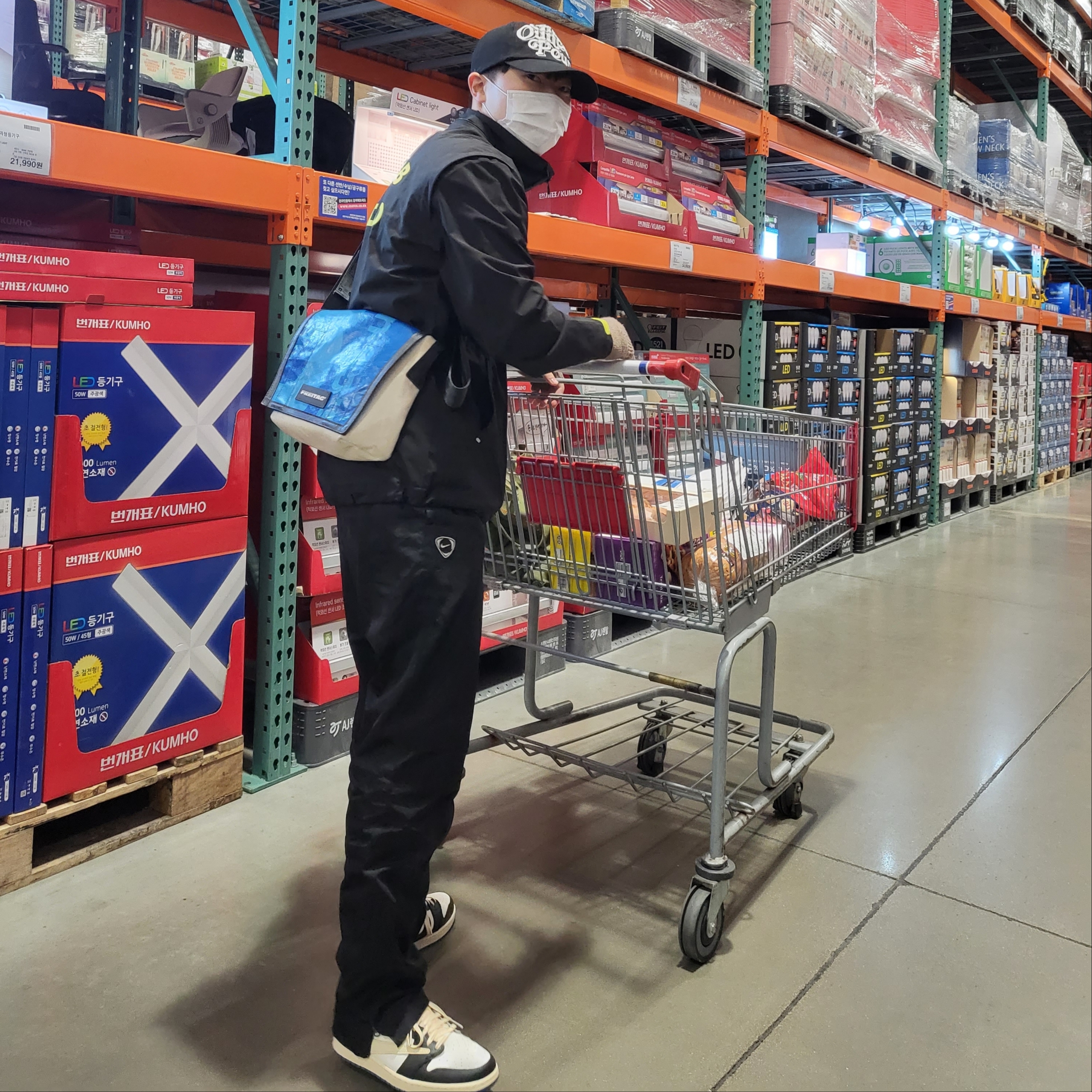 Jordan 1 x Travis Scott x Fragment Retro Low OG SP Military Blue, IAB Studio x Asics Windbreaker Black 착용 스타일