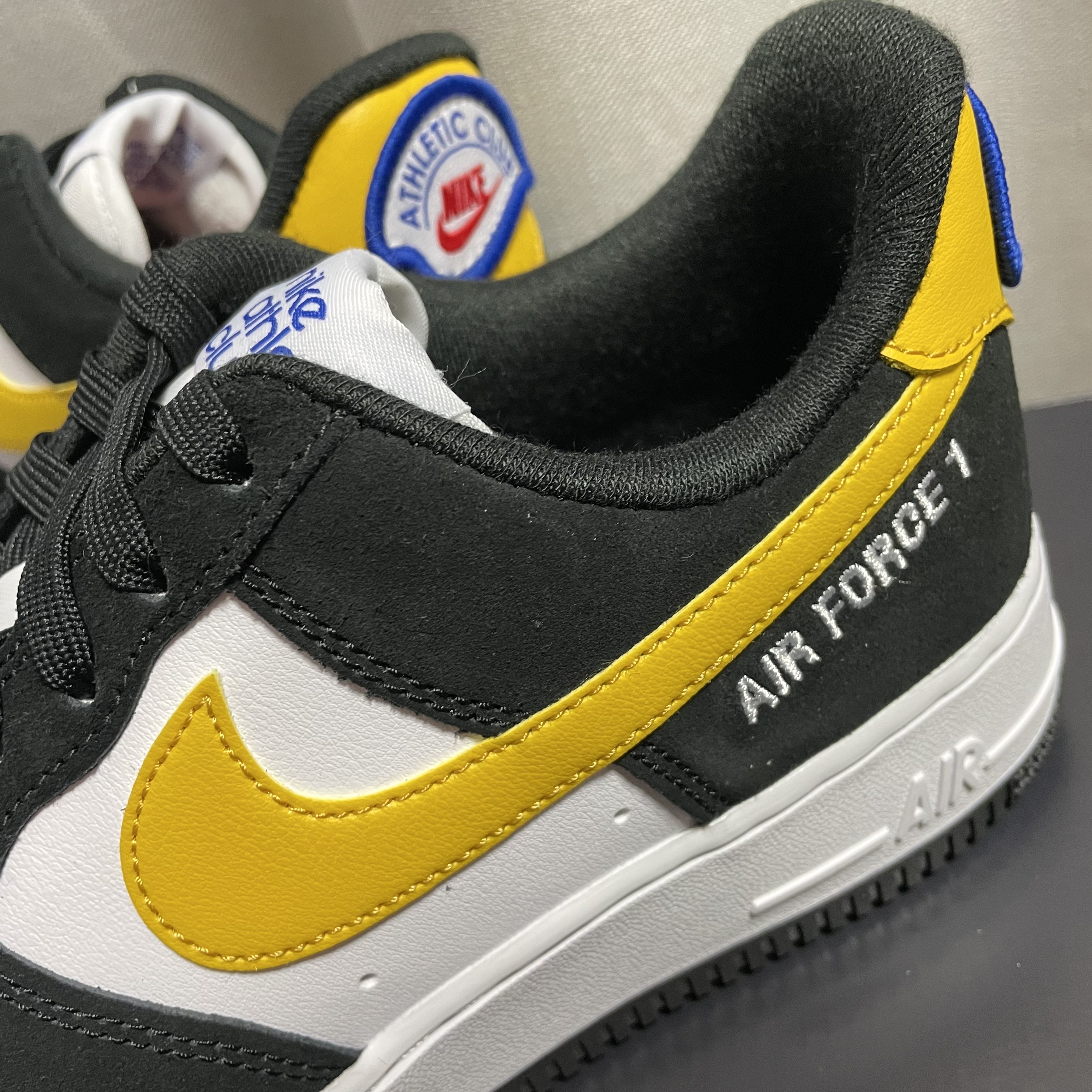 Nike Air Force 1 '07 LV8 Athletic Club Black Dark Sulfur 착용 스타일 - 2