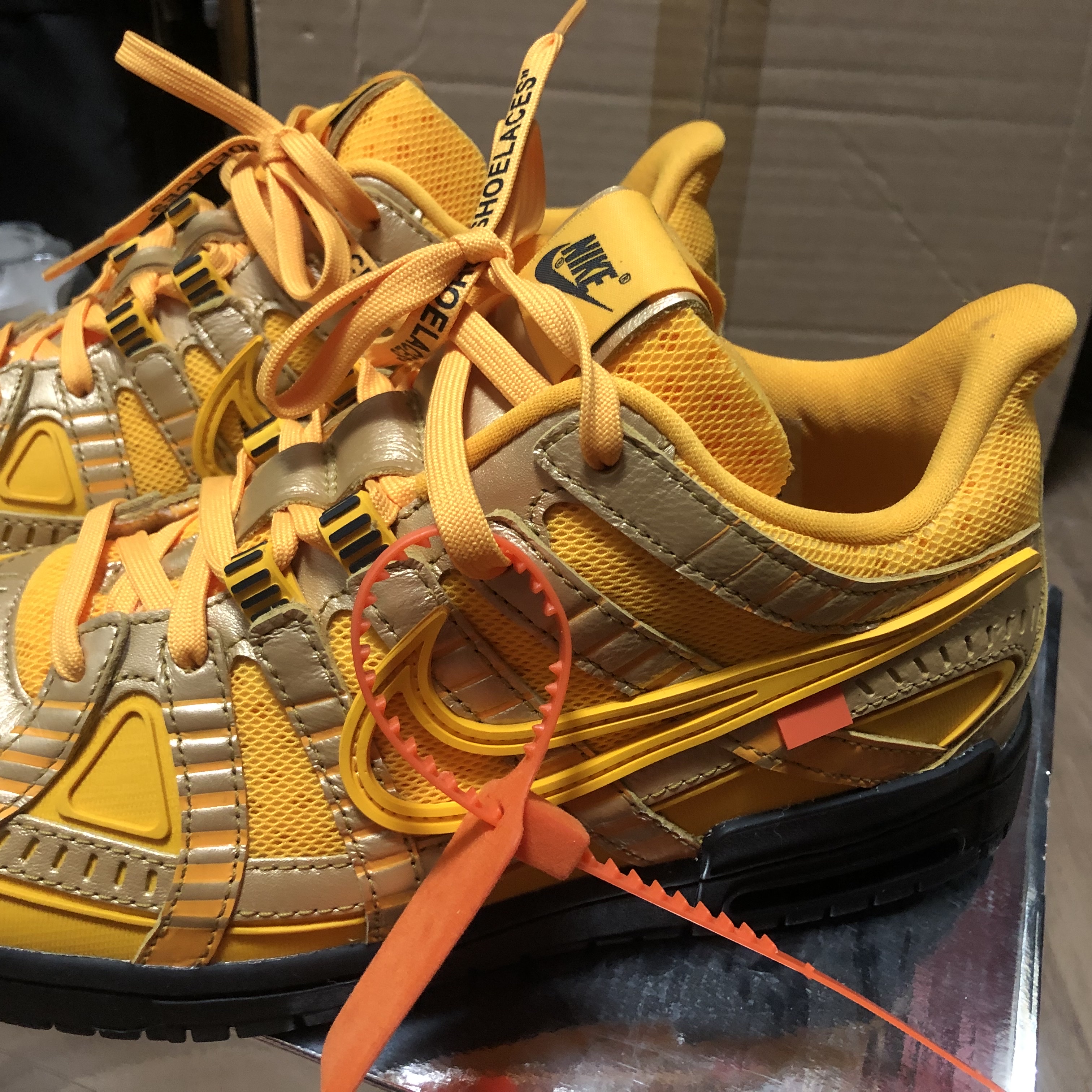 Nike x Off-White Air Rubber Dunk University Gold 착용 스타일 - 5