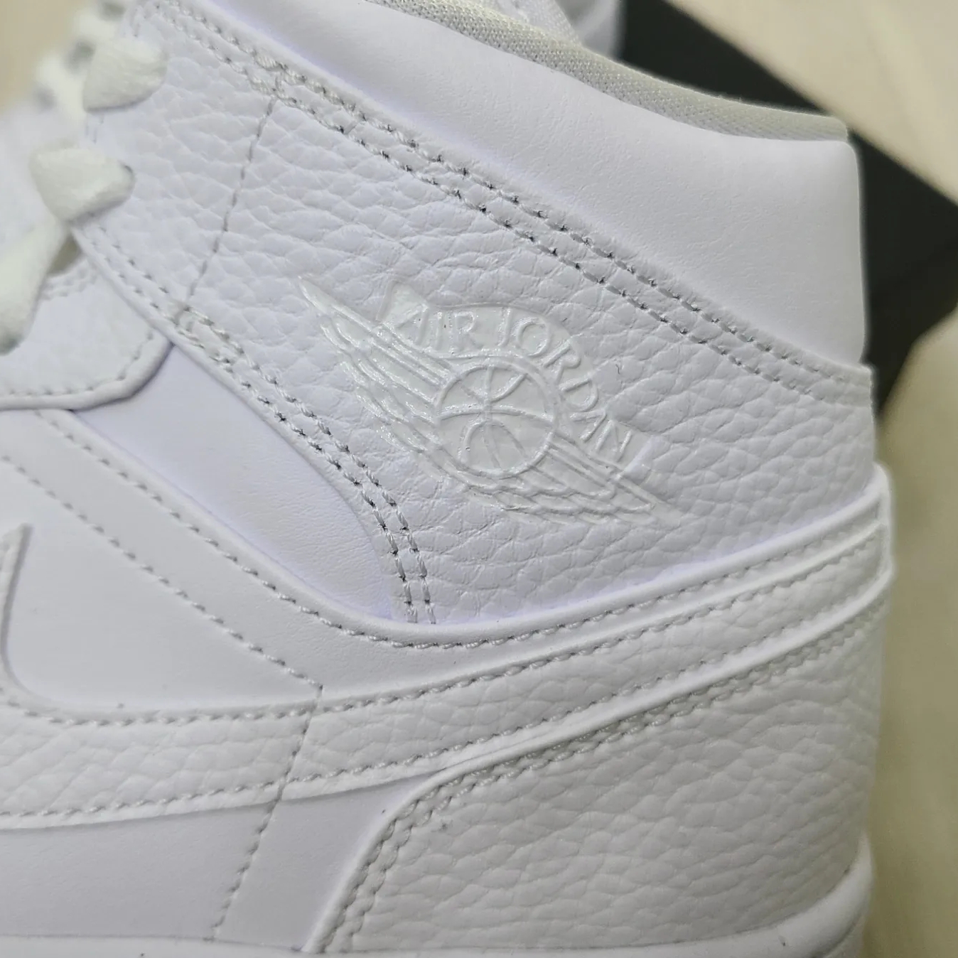Jordan 1 Mid Triple White 착용 스타일 - 3