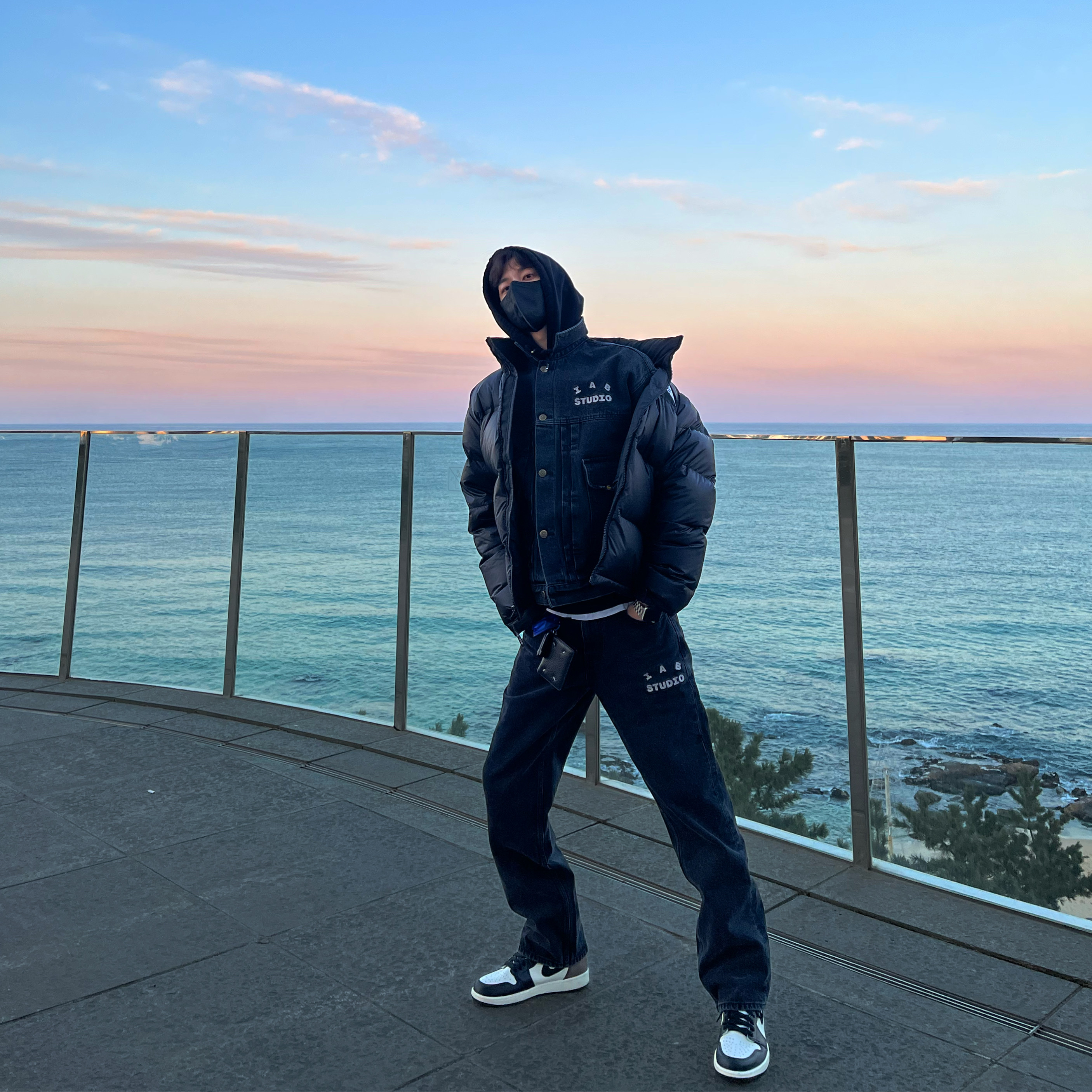 AMI de Coeur Hoodie Black, IAB Studio x Lee Denim Jeans Black 착용 스타일