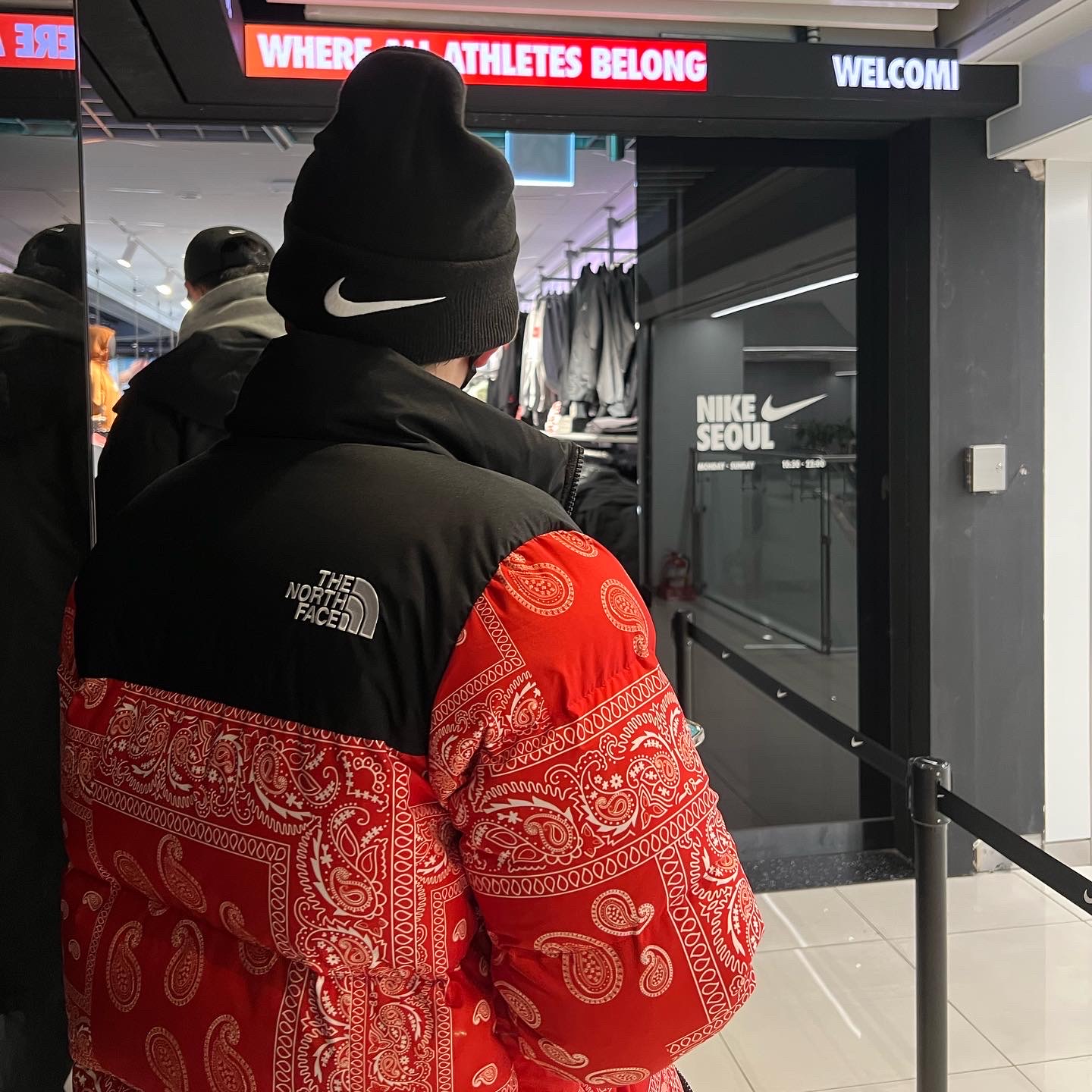 The North Face Nuptse Down Jacket Red, Nike NRG Solo Swoosh Fleece Pants Dark Grey Heather - US/EU 착용 스타일 - 2