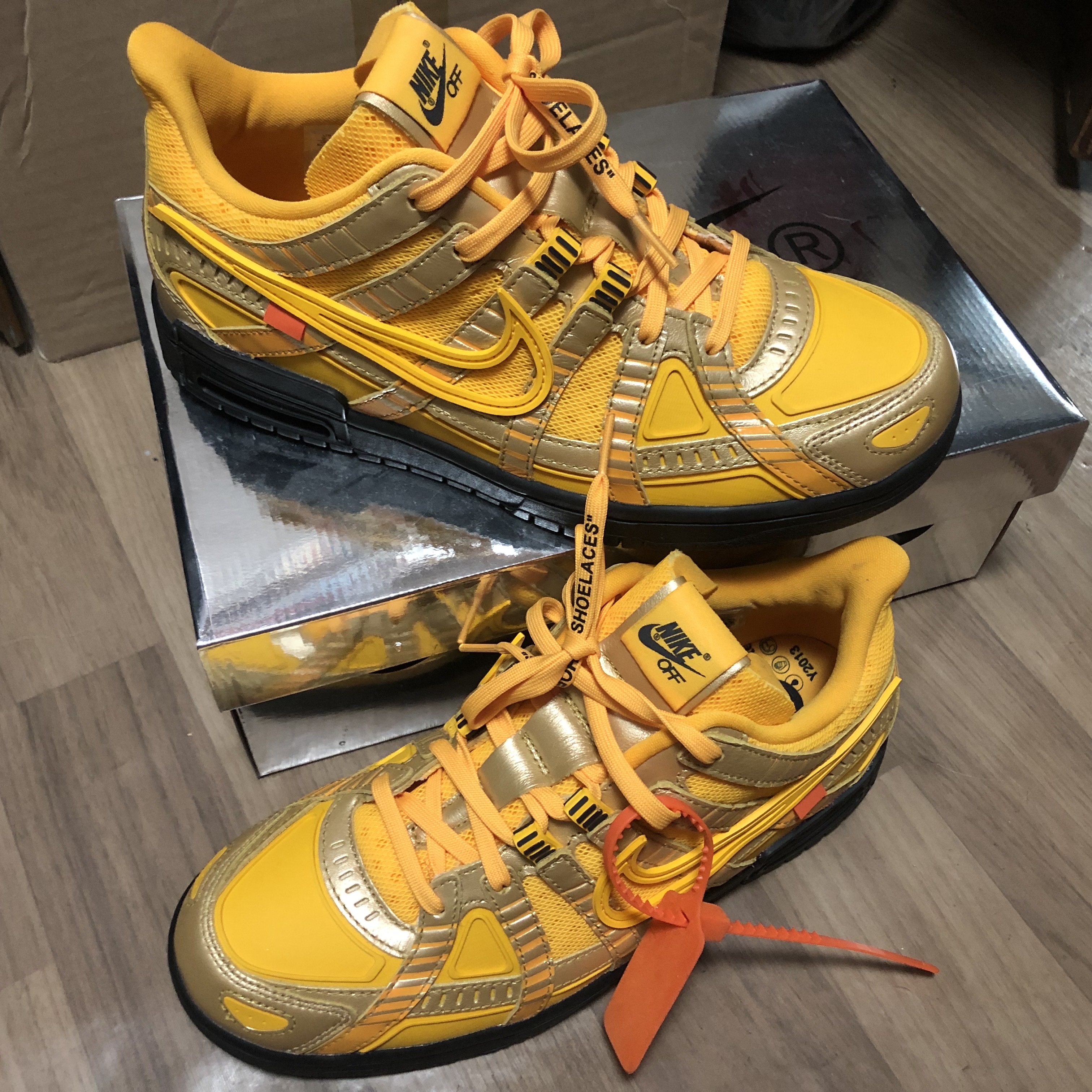 Nike x Off-White Air Rubber Dunk University Gold 착용 스타일 - 4