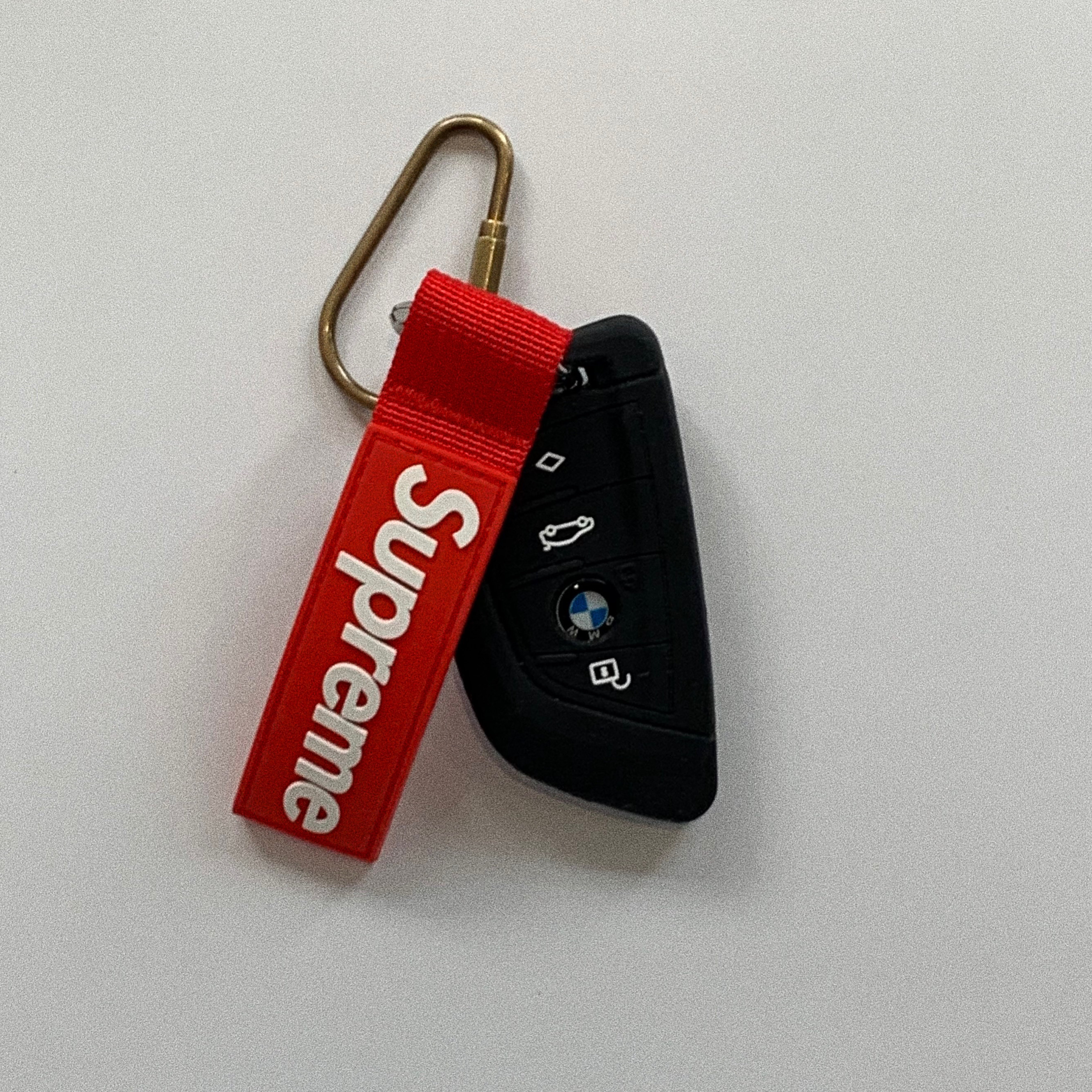 Supreme Webbing Keychain Red - 20FW 착용 스타일