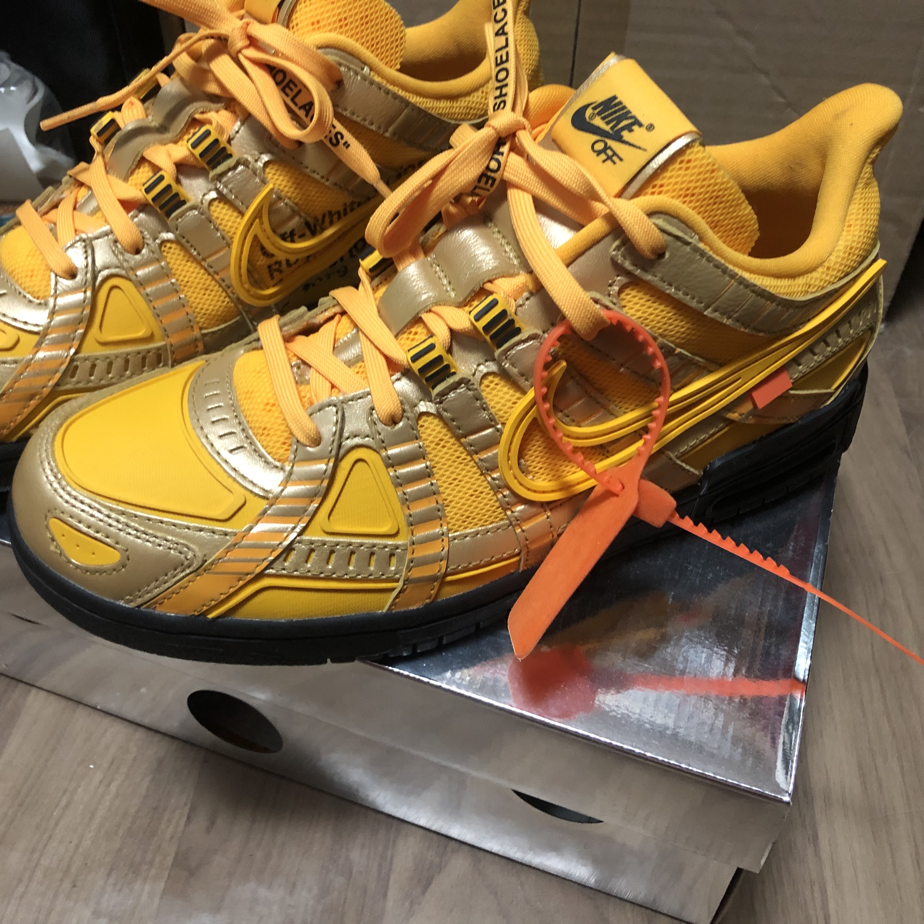 Nike x Off-White Air Rubber Dunk University Gold 착용 스타일 - 2