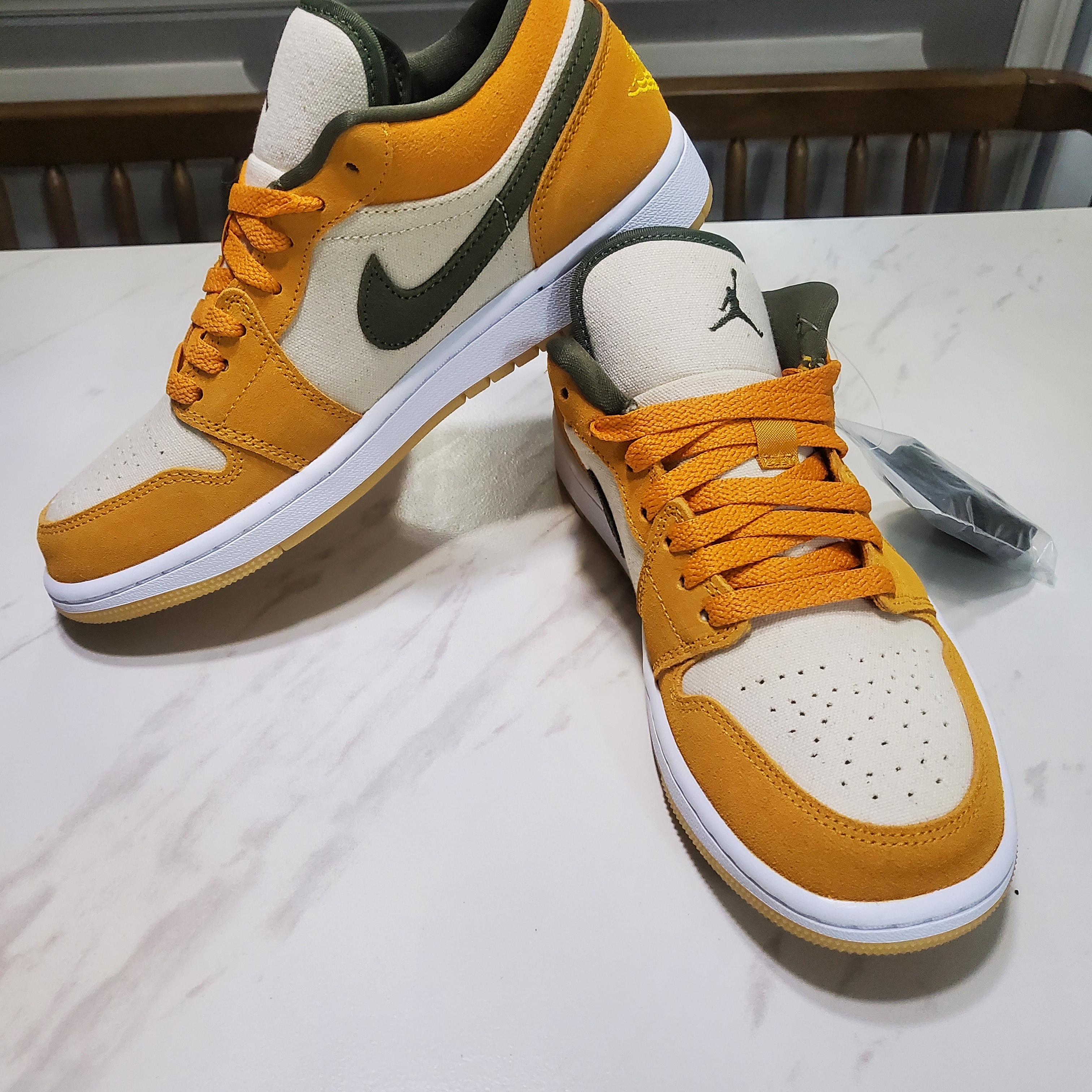 Jordan 1 Low SE Light Curry, Jordan 1 Retro High OG Dark Marina Blue 착용 스타일 - 1
