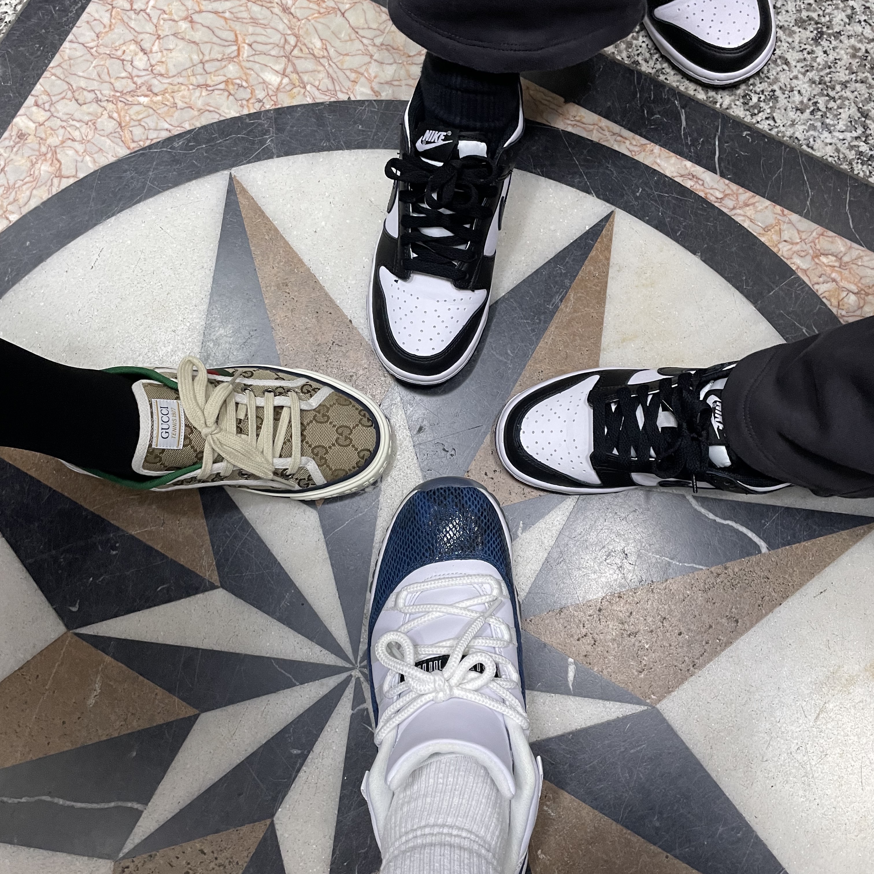 (W) Gucci Tennis 1977 Ebony, Jordan 11 Retro Low Navy Snakeskin 2019 착용 스타일