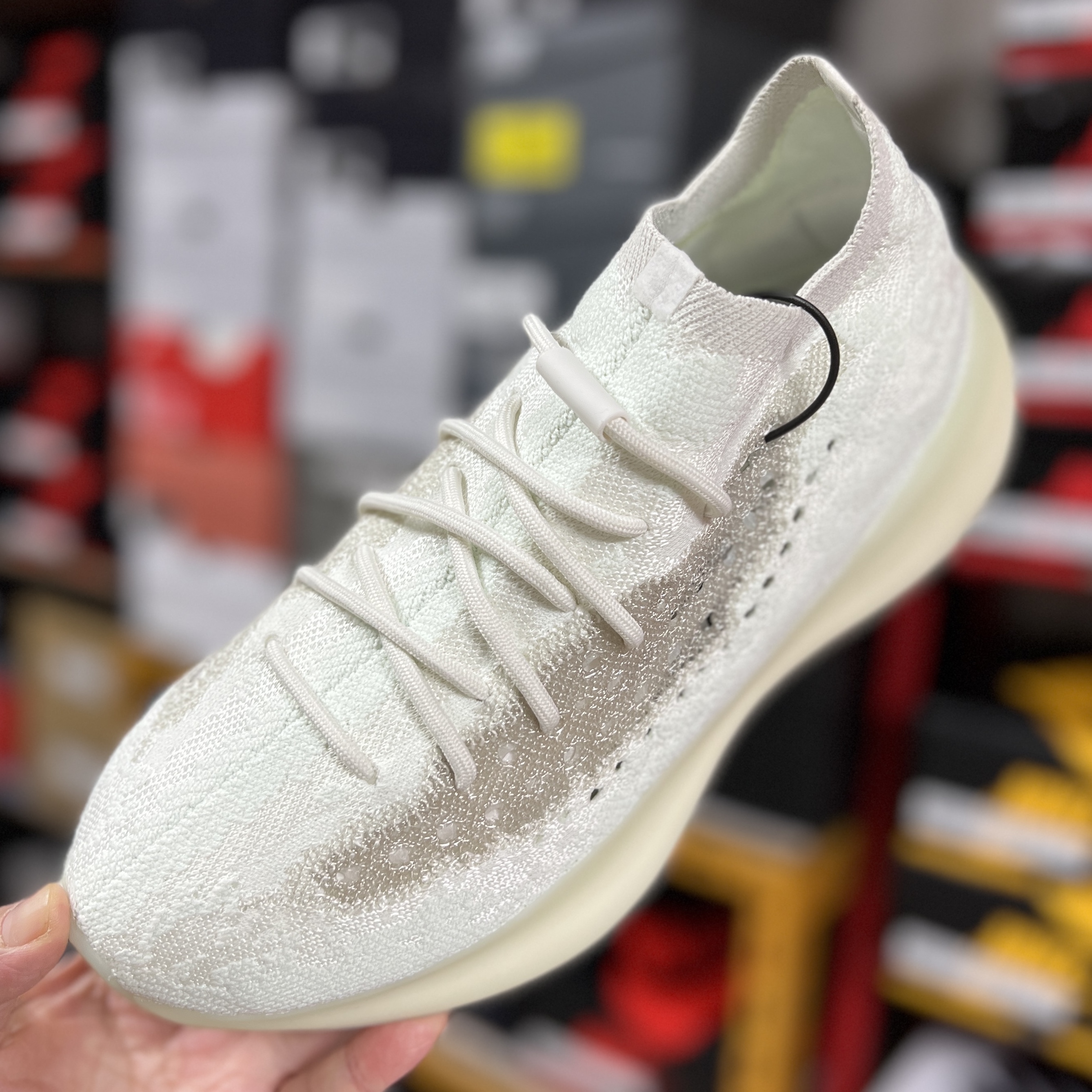 Adidas Yeezy Boost 380 Calcite Glow 착용 스타일 - 1