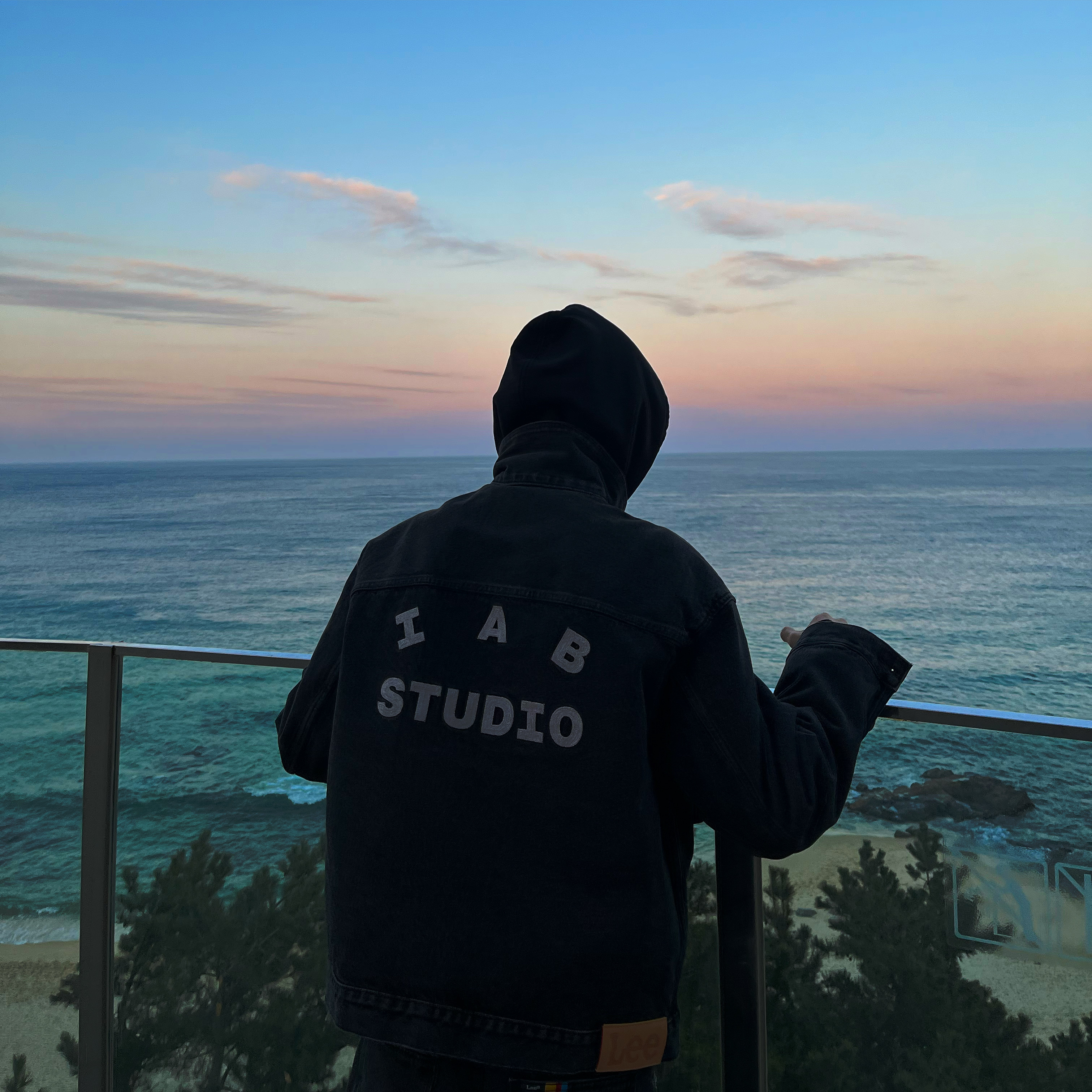 IAB Studio x Lee Denim Jeans Black, IAB Studio x Lee Denim Jacket Black 착용 스타일