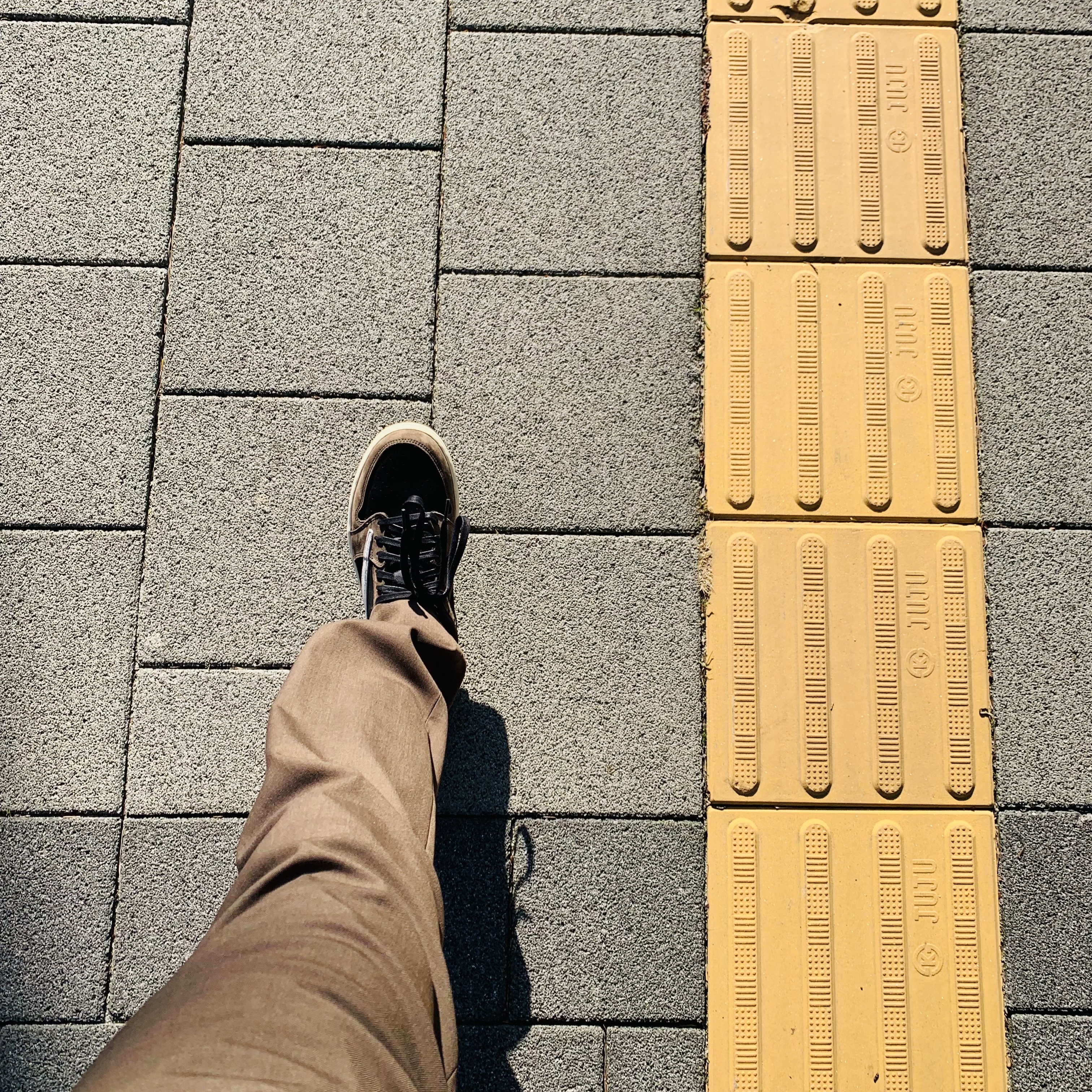 Jordan 1 x Travis Scott Retro Low OG SP Mocha 착용 스타일 - 1