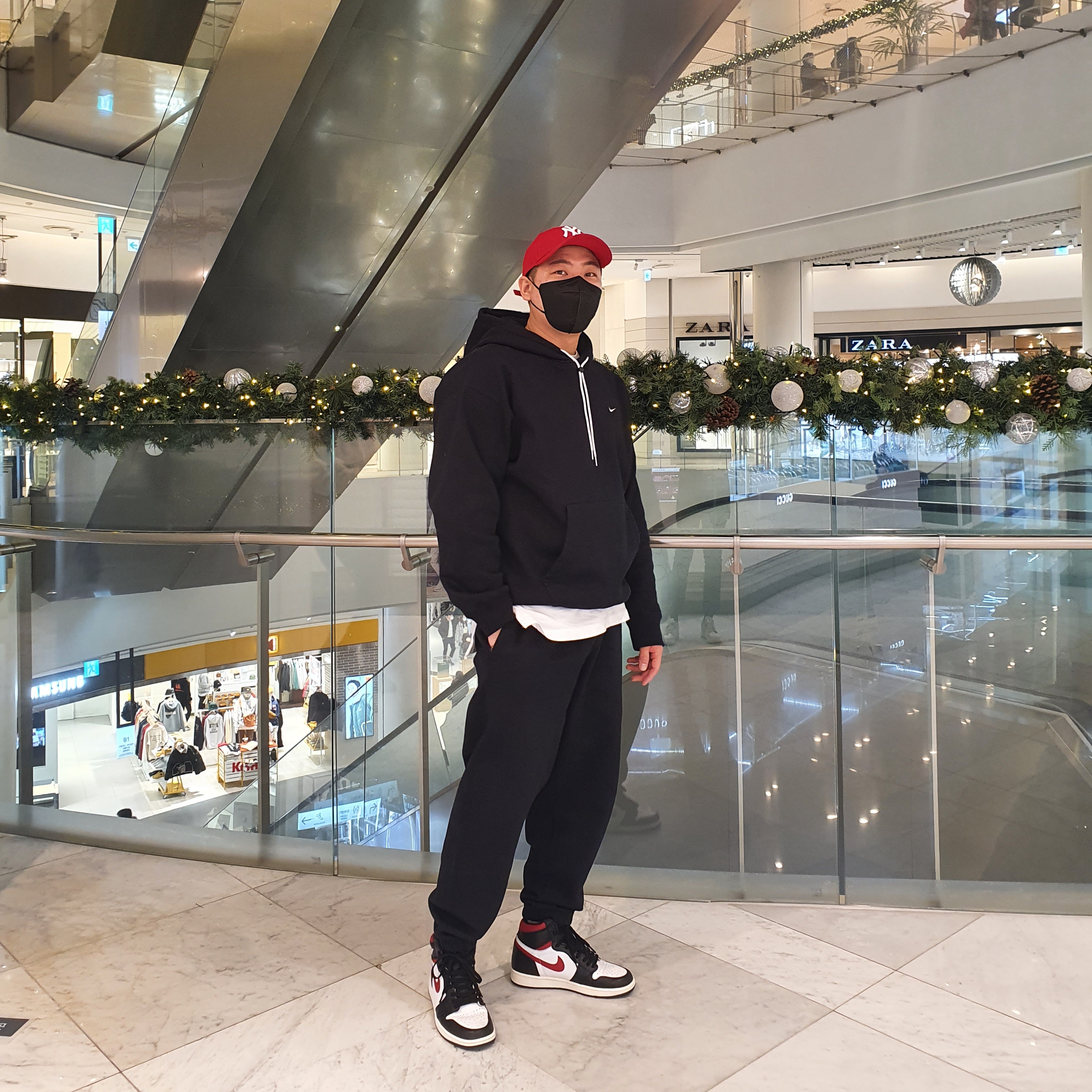 Jordan 1 Retro High OG Gym Red, Nike NRG Solo Swoosh Fleece Pants Black White - Asia 착용 스타일