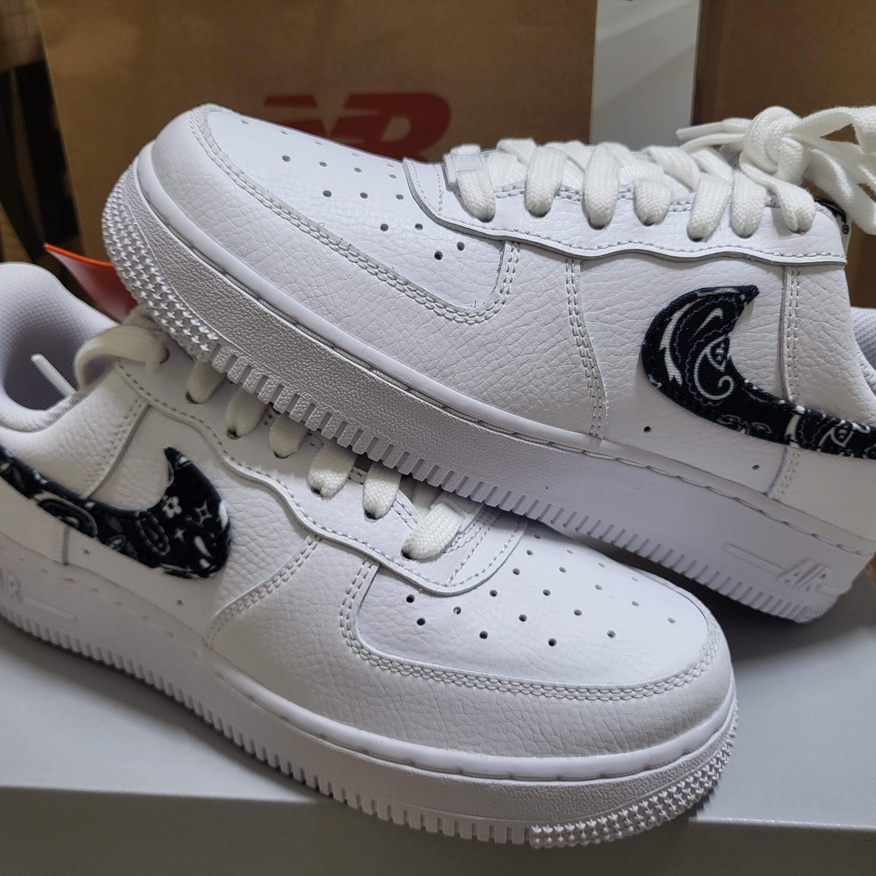 (W) Nike Air Force 1 '07 Essential Paisley Swoosh White Black 착용 스타일