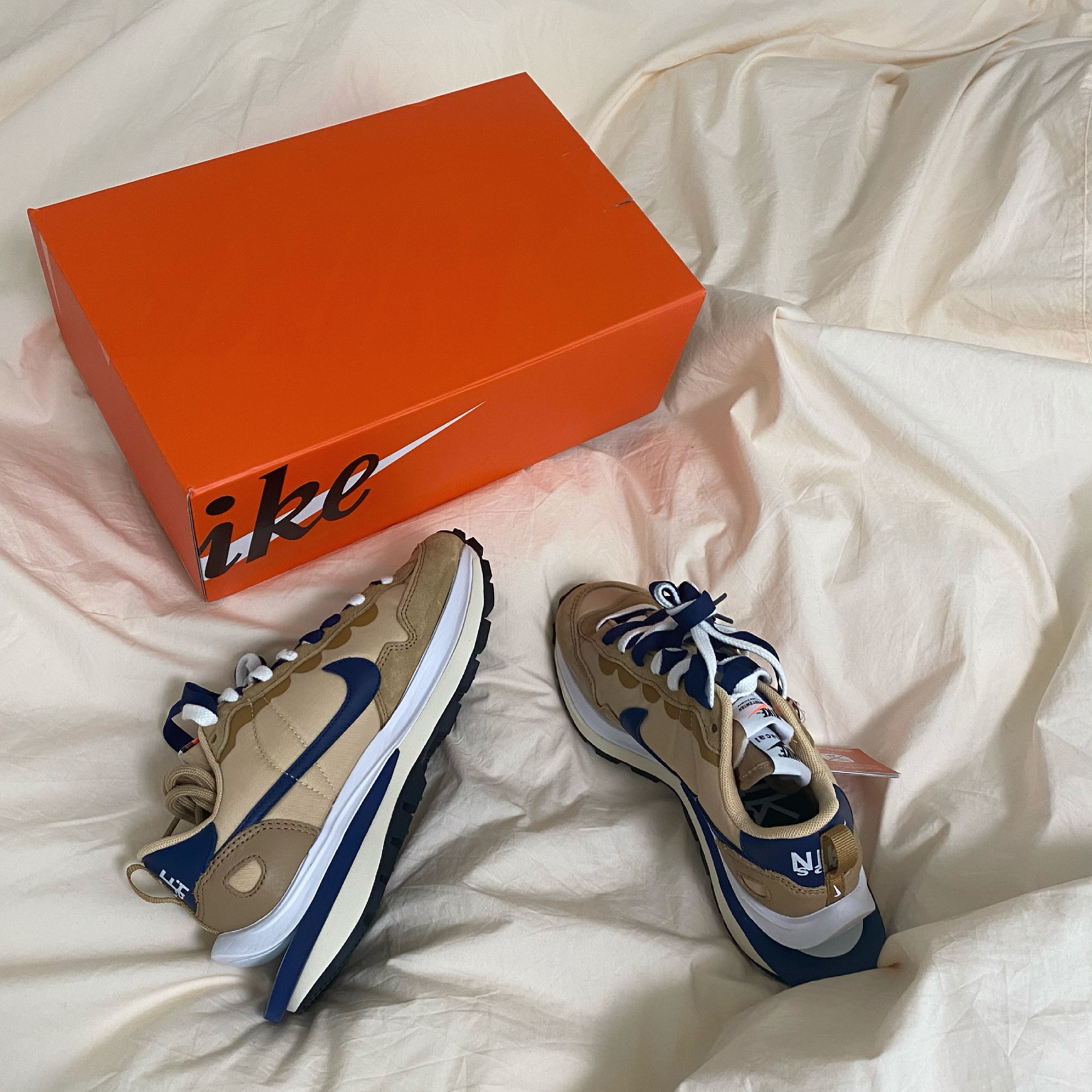 Nike x Sacai VaporWaffle Sesame and Blue Void 착용 스타일