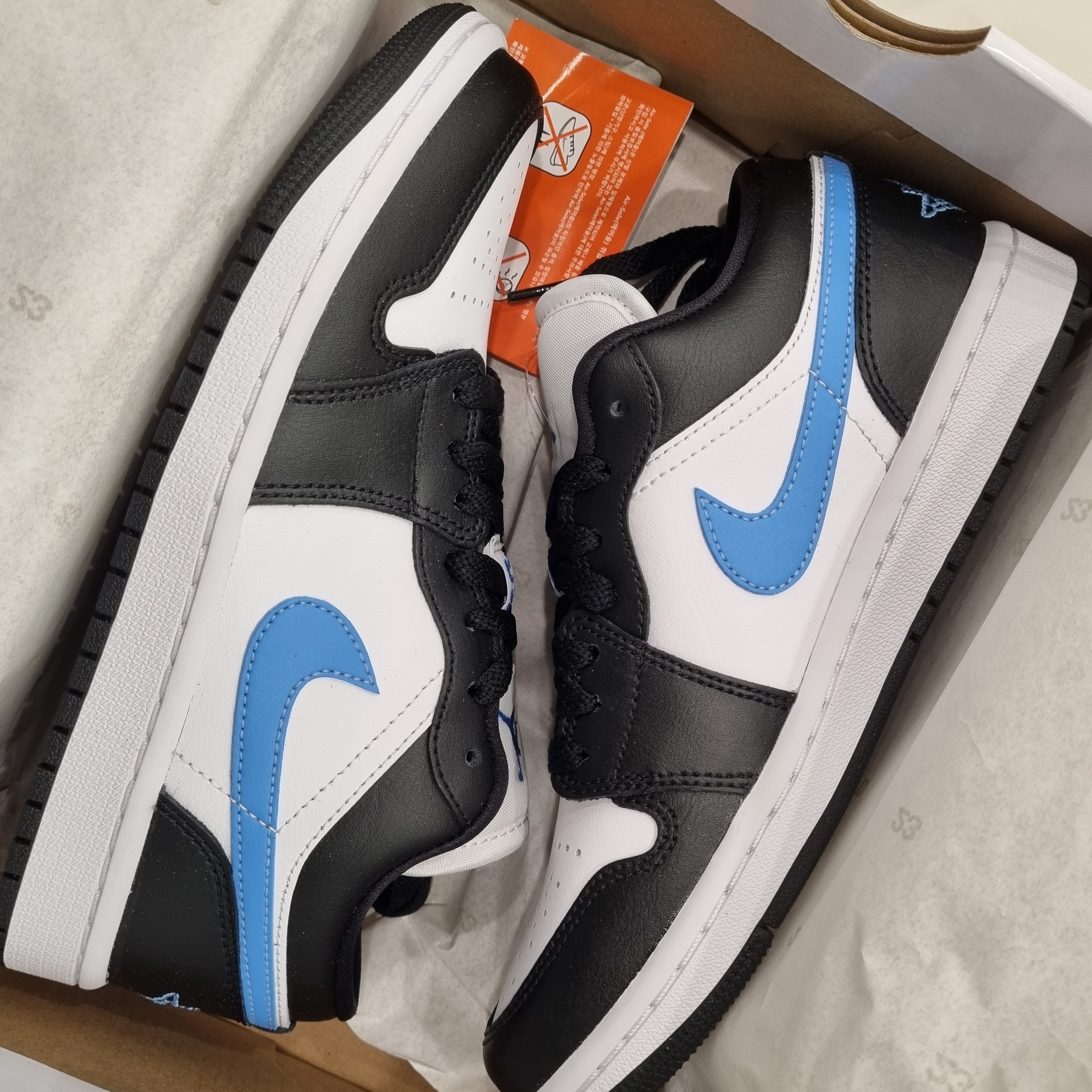 (W) Jordan 1 Low Black University Blue 착용 스타일