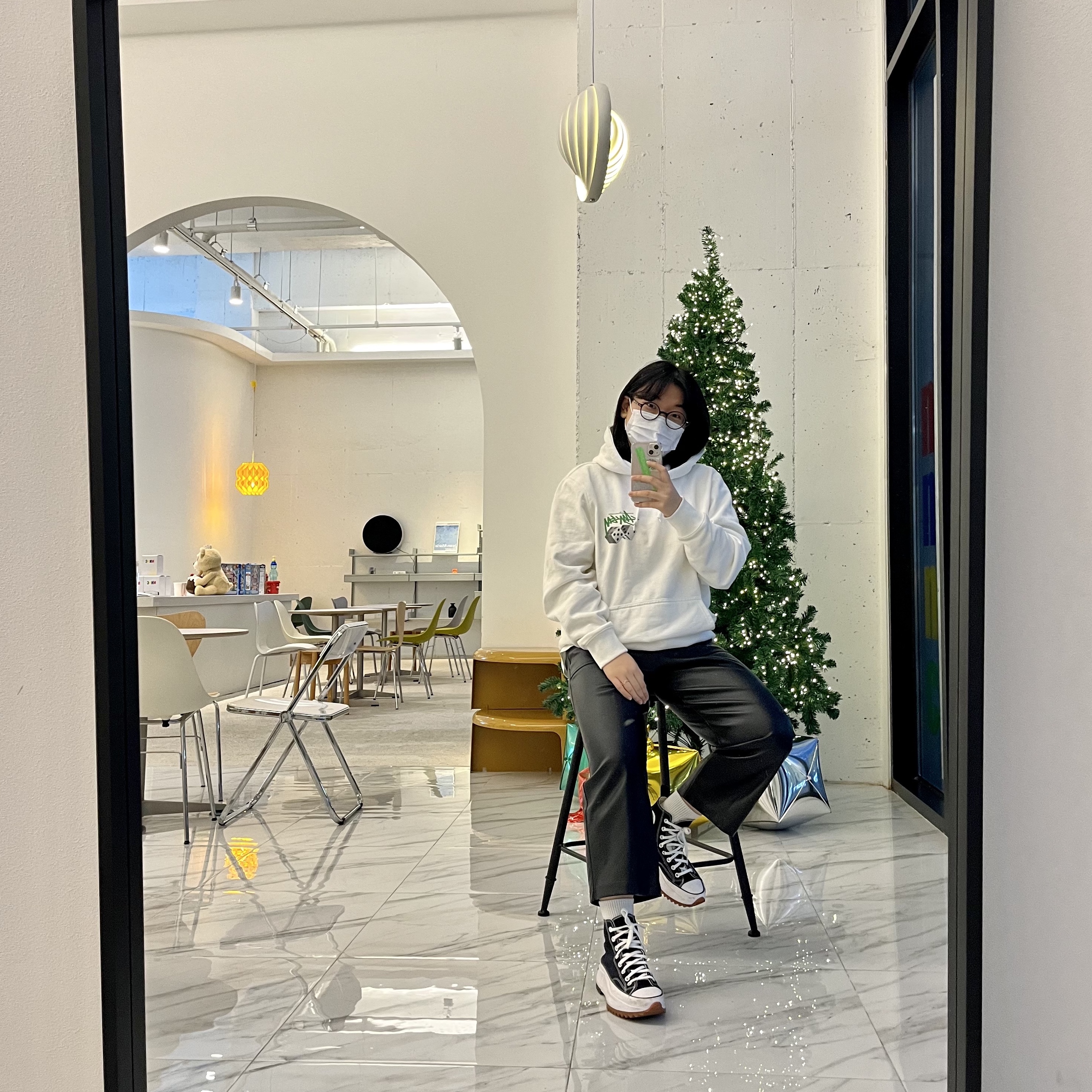 Converse Run Star Hike Hi Black White Gum, Stussy Roll The Dice Hoodie White 착용 스타일