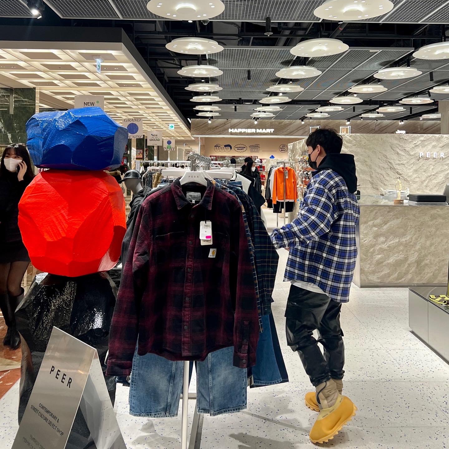 adidas Yeezy Knit RNR Boot Sulfur, Jordan x Travis Scott x Fragment Hoodie Black (DJ0615-010) 착용 스타일 - 2